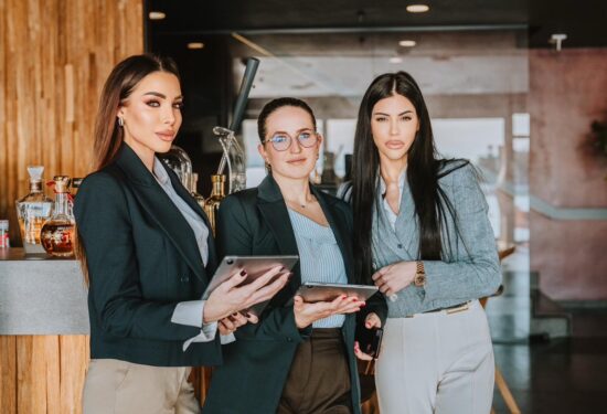 Trend uvođenja depozita za rezervacije tako sve jasnije oblikuje novo lice domaćeg ugostiteljstva – ono u kojem tehnologija štiti prihode, pojednostavljuje administraciju i omogućuje vlasnicima i menadžerima da se usmjere na ono najvažnije: kvalitetu usluge, iskustvo gosta i dugoročnu stabilnost poslovanja.