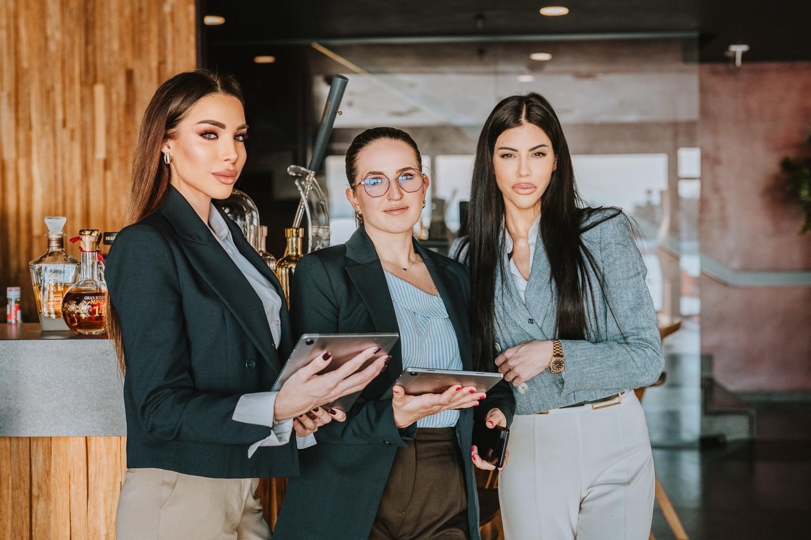 Trend uvođenja depozita za rezervacije tako sve jasnije oblikuje novo lice domaćeg ugostiteljstva – ono u kojem tehnologija štiti prihode, pojednostavljuje administraciju i omogućuje vlasnicima i menadžerima da se usmjere na ono najvažnije: kvalitetu usluge, iskustvo gosta i dugoročnu stabilnost poslovanja.