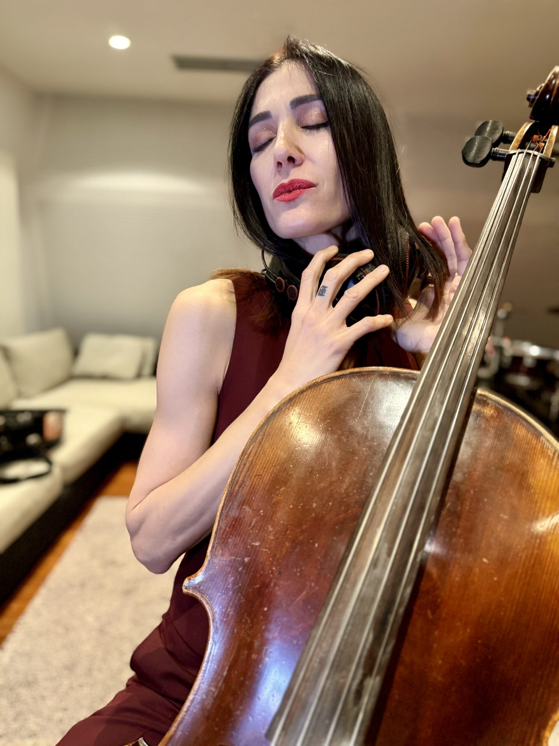 Ana Rucner kao nikad prije: Njeno violončelo progovara u pjesmi koja dira srce publike