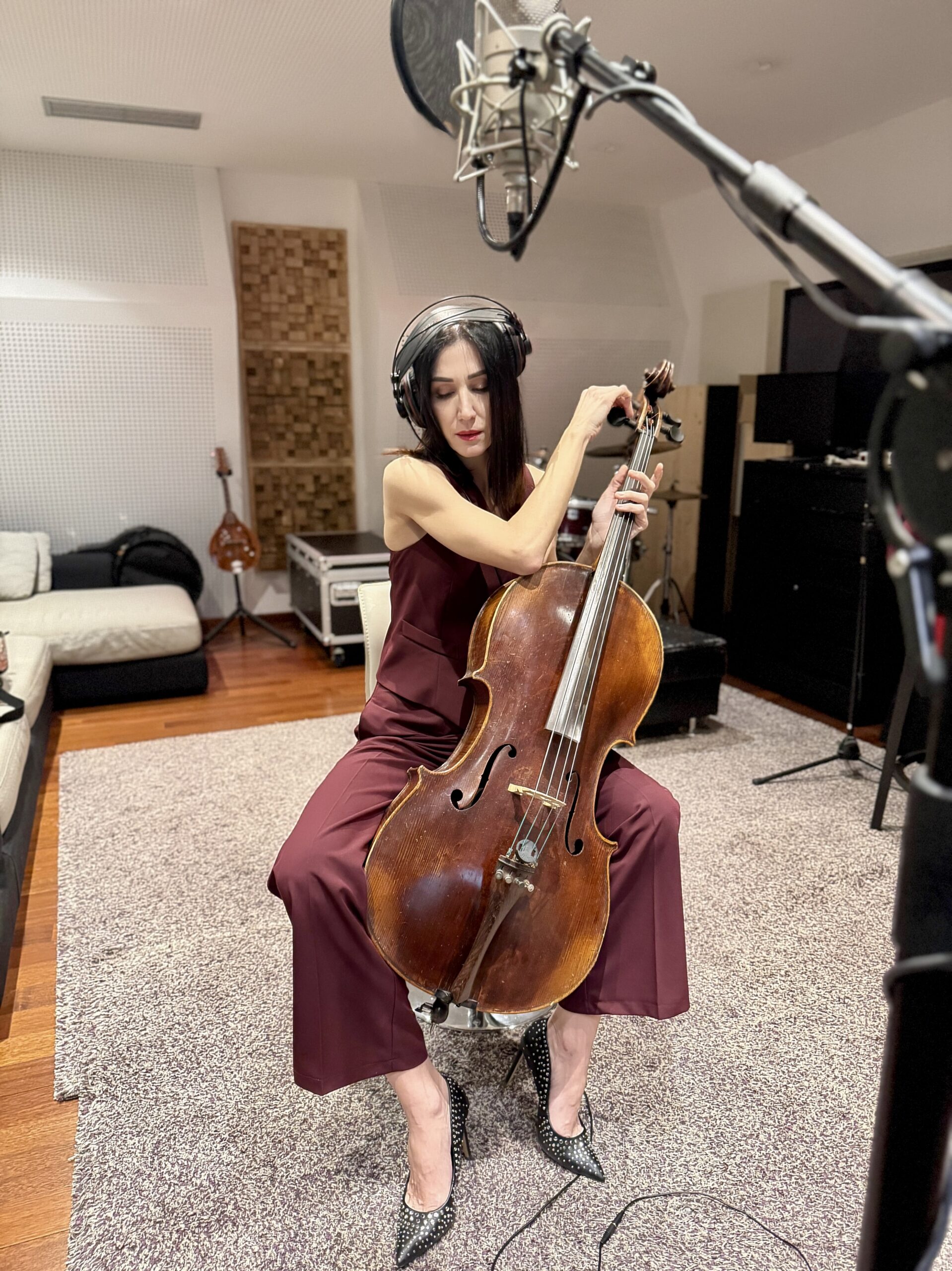 Ana Rucner kao nikad prije: Njeno violončelo progovara u pjesmi koja dira srce publike