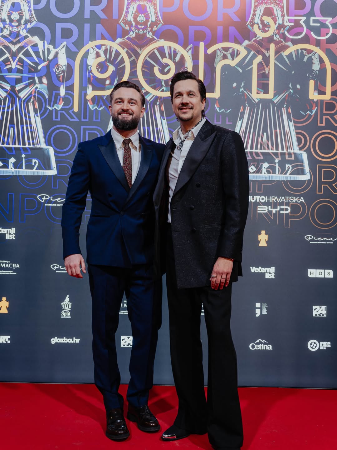 Njegovo odijelo je tamnoplave (gotovo ponoćno-plave) nijanse, što je odlična alternativa klasičnom crnom smokingu