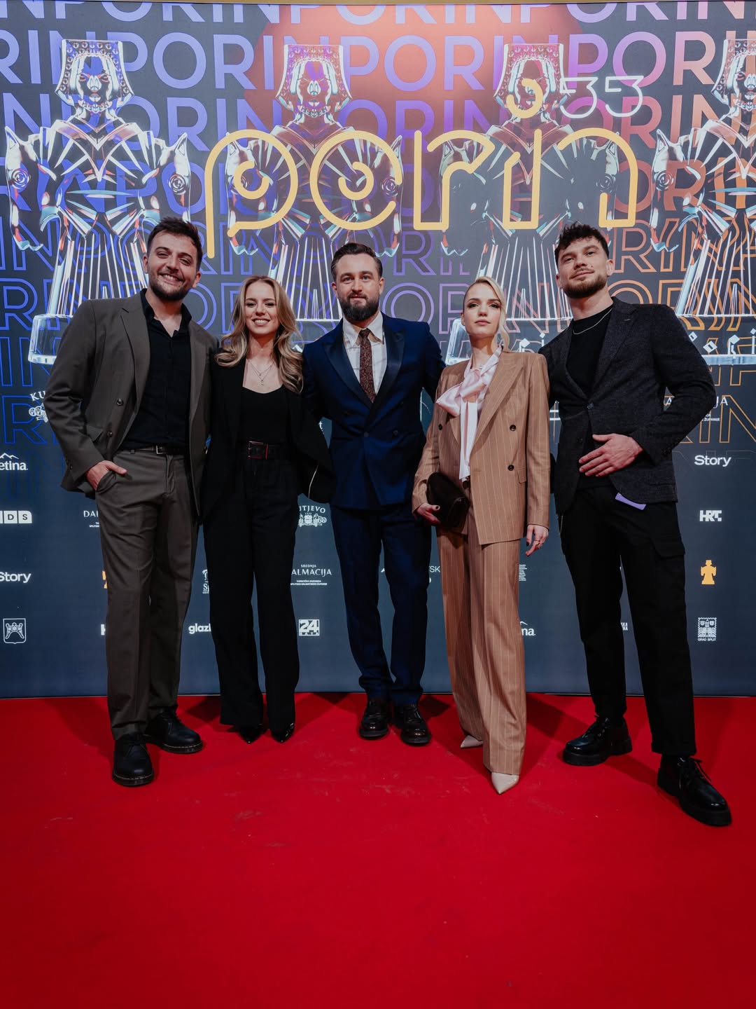 Njegovo odijelo je tamnoplave (gotovo ponoćno-plave) nijanse, što je odlična alternativa klasičnom crnom smokingu