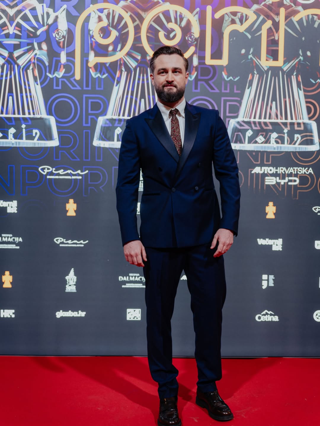 Njegovo odijelo je tamnoplave (gotovo ponoćno-plave) nijanse, što je odlična alternativa klasičnom crnom smokingu