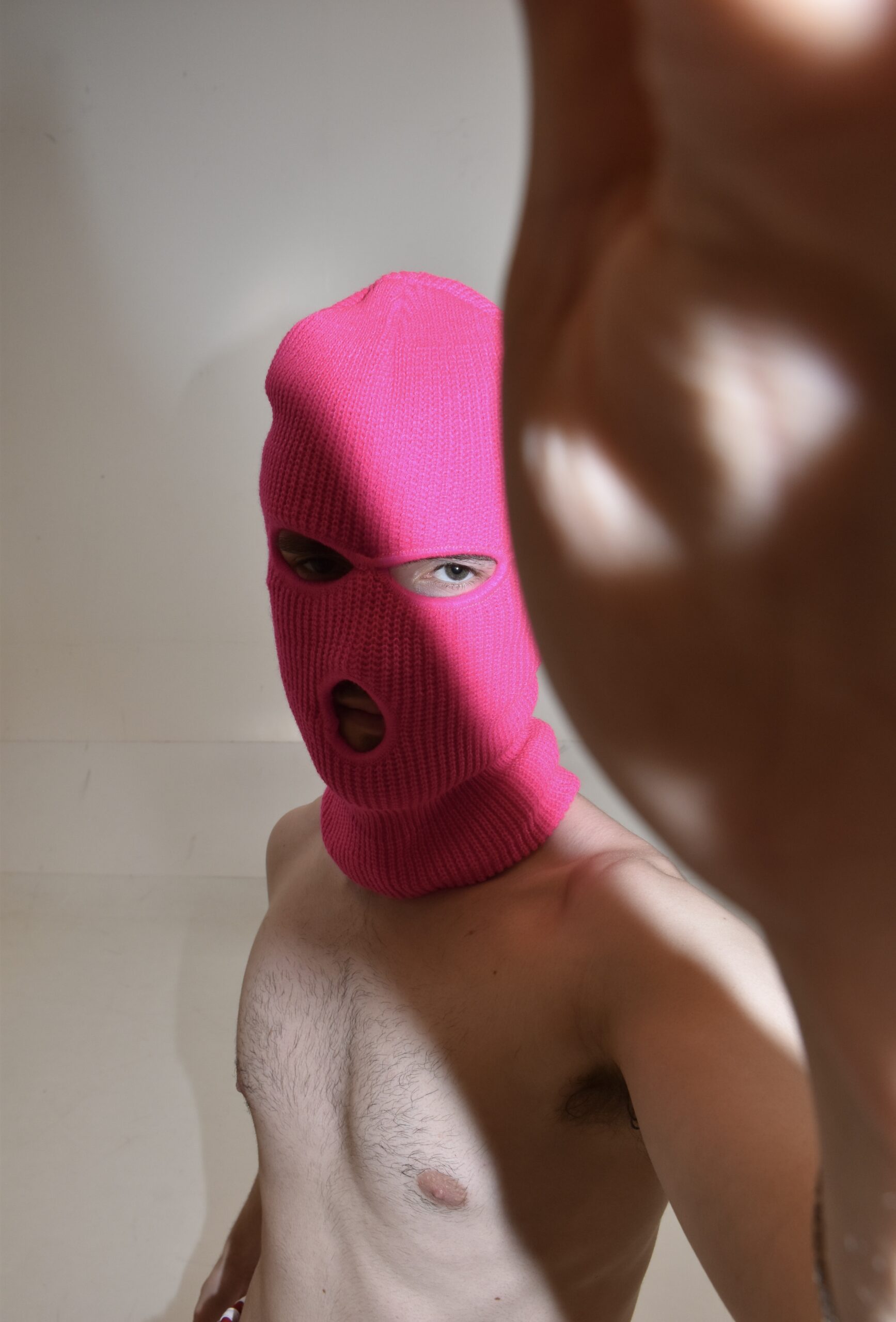 Karlo Štefanek, Karlo Stefanek umjetnik, mladi umjetnik Hrvatska, suvremena umjetnost Hrvatska, hrvatski umjetnici 2026, izložba Zagreb 2026, Galerija Miroslav Kraljević, GMK Zagreb izložba, Cheers So she goes, suvremena umjetnička izložba, digitalna umjetnost Hrvatska, umjetnost i društvene mreže, identitet u digitalnom dobu, umjetnost i AI, umjetna inteligencija umjetnost, performans umjetnost Hrvatska, video instalacija umjetnost, multimedijalna umjetnost, interdisciplinarna umjetnost, nova medijska umjetnost, digitalni identitet umjetnost, autoportret umjetnost, self portrait umjetnost, mirror selfie umjetnost, selfie kultura analiza, TikTok umjetnost, umjetnost društvenih mreža, online identitet, virtualni identitet umjetnost, digitalna komunikacija umjetnost, suvremena kultura komunikacije, izolacija i društvene mreže, socijalna izolacija digitalno doba, Marc Augé ne-mjesta, koncept ne-mjesta umjetnost, kafić kao koncept umjetnost, balkanska kultura kafića, umjetnička instalacija kafić, Café Nonplace instalacija, Just Ask performans, Archie dont cry rad, audio instalacija umjetnost, zvučna umjetnost, sound art Hrvatska, umjetnost i tehnologija, digitalna kultura umjetnost, umjetnost i algoritmi, algoritamska kultura, AI generirana umjetnost, generativna umjetnost, umjetnost i internet, internet kultura umjetnost, suvremeni umjetnici Europa, hrvatski umjetnici u svijetu, umjetnici Amsterdam, umjetnici New York, umjetnici Zagreb, međunarodna umjetnička scena, mladi umjetnici Europa, emerging artists Europe, umjetnička scena Zagreb, izložbe u Zagrebu, što posjetiti Zagreb kultura, kulturna događanja Zagreb, umjetnički događaji Hrvatska, galerije Zagreb, suvremene galerije Hrvatska, kustos Leopold Rupnik, queerANarchive, qIZLOŽBE program, queer umjetnost Hrvatska, queer umjetnička scena, identitet i queer umjetnost, performans i identitet, umjetnost i tijelo, tijelo u digitalnom prostoru, digitalna prisutnost, online komunikacija analiza, umjetnost i društvo, suvremena teorija umjetnosti, vizualna kultura, vizualna umjetnost 21 stoljeća, umjetnički projekti 2026, izložbe travanj 2026, kultura Zagreb vodič, umjetnost i svakodnevica, estetika društvenih mreža, digitalna estetika, glitch art Hrvatska, glitch estetika, beskonačna petlja umjetnost, AI slike umjetnost, umjetnički eksperiment, konceptualna umjetnost Hrvatska, konceptualni umjetnici, instalacijska umjetnost, site specific instalacija, galerijski prostor transformacija, umjetnost i prostor, iskustvo publike umjetnost, interaktivna umjetnost, participativna umjetnost, umjetnost i publika, digitalna interakcija, online performans, livestream umjetnost, TikTok livestream umjetnost, chat komunikacija umjetnost, emoji kultura, digitalni jezik umjetnost, internet slang umjetnost, fragmentirani govor, narativ u umjetnosti, suvremeni narativi, umjetnost i priča, storytelling umjetnost, identitet i percepcija, percepcija sebstva, konstrukcija identiteta, dekonstrukcija identiteta, rekonstruiranje identiteta, umjetnički proces, umjetnička praksa, umjetnički radovi 2026, izložbeni program Zagreb, umjetnički kolektivi Hrvatska, međunarodni kolektivi umjetnost, suvremeni kustosi, kustoske prakse, umjetničke institucije Hrvatska, nezavisna scena Zagreb, alternativna umjetnička scena, eksperimentalna umjetnost, umjetničke inovacije, umjetnost budućnosti, trendovi u umjetnosti, digitalni trendovi 2026, umjetnost i tehnologija budućnosti, nova umjetnička praksa, umjetnički identitet, osobni identitet umjetnost, introspektivna umjetnost, refleksivna umjetnost, umjetnost i emocije, emocionalna komunikacija, digitalna intimnost, intimnost i tehnologija, odnosi u digitalnom dobu, virtualni odnosi, online veze, komunikacija bez kontakta, odsutna prisutnost, paradoks komunikacije, digitalna prezasićenost, scrollanje fenomen, TikTok kultura analiza, društvene mreže utjecaj, utjecaj tehnologije na društvo, digitalno društvo, kultura interneta, mrežna kultura, suvremeni fenomeni, umjetnost i svakodnevni život, umjetnost i mediji, medijska umjetnost, novi mediji umjetnost, umjetnost i ekran, ekranizacija stvarnosti, virtualni prostor umjetnost, fizički prostor vs digitalni, hibridni prostori, umjetnost i arhitektura, prostor i identitet, urbana umjetnost suvremena, globalna umjetnička scena, europska umjetnost 21 stoljeća, umjetnost i mobilnost, nomadski umjetnici, umjetnici bez granica, globalni identitet, kulturne razlike umjetnost, lokalno i globalno umjetnost, transnacionalna umjetnost, umjetnost i migracija, umjetničko obrazovanje Amsterdam, Rietveld akademija, Stedelijk Museum programi, Biennale Venecija umjetnici, međunarodne izložbe umjetnost, umjetnički festivali svijet, performans festivali, SerformanceP festival, suvremeni performans umjetnici, digitalni performans, online izvedba umjetnost, umjetnost i publika interakcija, iskustvena umjetnost, immersive art, umjetnost uranjanja, umjetnost i percepcija prostora, eksperimentalni projekti, inovativna umjetnost, umjetnost i kritika društva, društvena kritika umjetnost, angažirana umjetnost, kritička umjetnost, umjetnost i politika identiteta, identitetska politika umjetnost, kulturna analiza umjetnost, teorija medija, medijska teorija umjetnost, postinternet umjetnost, post digitalna umjetnost, suvremeni umjetnički diskurs, umjetnost i filozofija, filozofija tehnologije, antropologija prostora, ne-mjesta teorija, suvremena antropologija, umjetnost i antropologija, umjetnost i sociologija, društvena analiza umjetnost, umjetnost i komunikologija, komunikacijski modeli, digitalni diskurs, analiza društvenih mreža, estetika interneta, online estetika, umjetnost i vizualni identitet, umjetnički stil Karlo Štefanek, radovi Karlo Štefanek, izložba Karlo Štefanek Zagreb, intervju Karlo Štefanek, biografija Karlo Štefanek, karijera Karlo Štefanek, umjetnički opus Karlo Štefanek, novi radovi Karlo Štefanek, suvremeni hrvatski umjetnici mladi, perspektivni umjetnici Hrvatska, umjetnici nove generacije, kreativna scena Hrvatska, umjetnost u Zagrebu danas, kulturna scena Zagreb 2026, što vidjeti Zagreb umjetnost, vodič kroz galerije Zagreb, umjetnički događaji travanj 2026, izložbe koje ne smijete propustiti, preporuke za izložbe Zagreb, suvremena umjetnost preporuke, kulturni vodič Hrvatska, umjetnost i inspiracija, kreativni proces umjetnika, umjetničko stvaranje, inspiracija umjetnost, umjetnost i svakodnevno iskustvo