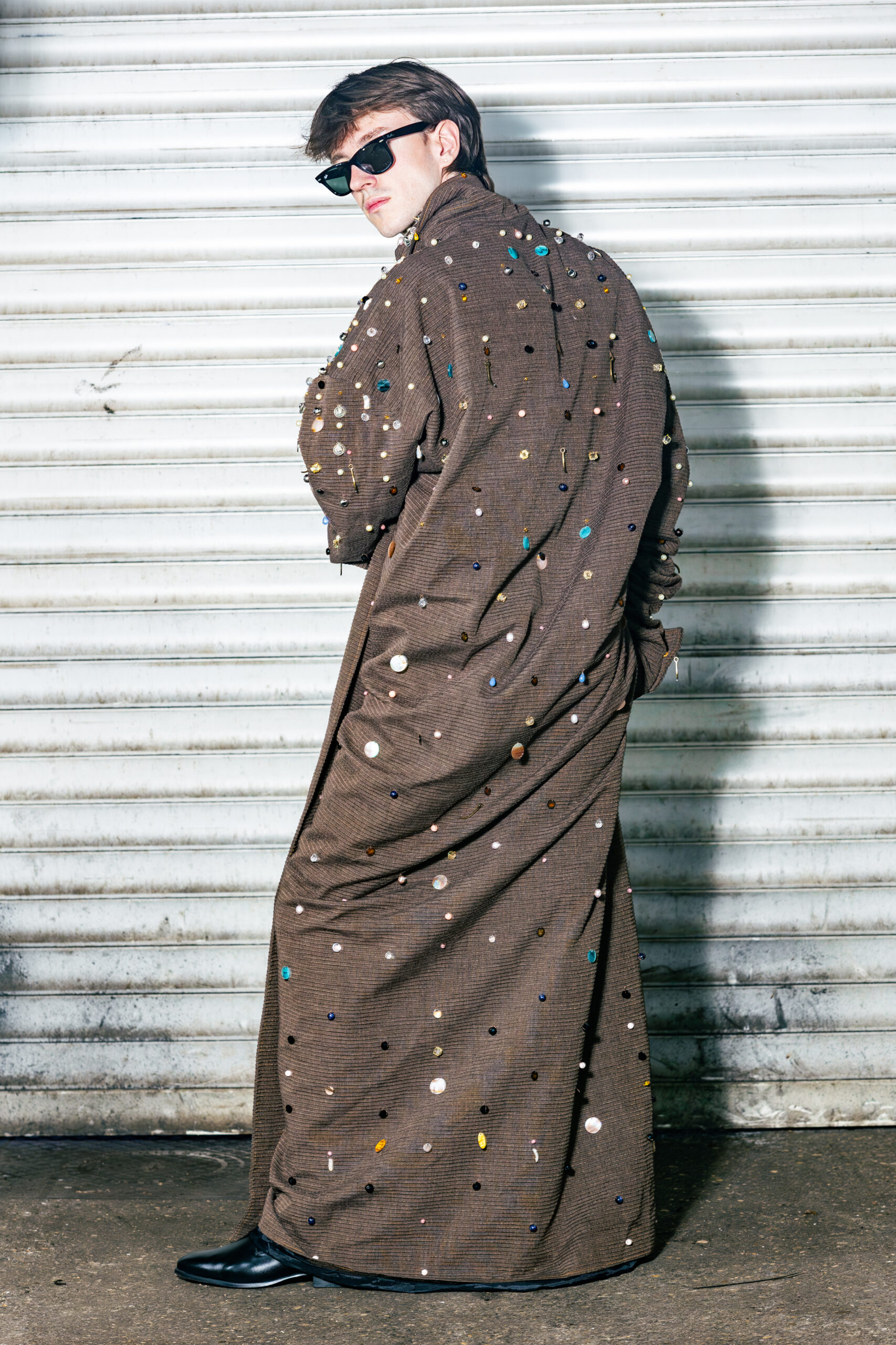 Karlo Štefanek, Karlo Stefanek umjetnik, mladi umjetnik Hrvatska, suvremena umjetnost Hrvatska, hrvatski umjetnici 2026, izložba Zagreb 2026, Galerija Miroslav Kraljević, GMK Zagreb izložba, Cheers So she goes, suvremena umjetnička izložba, digitalna umjetnost Hrvatska, umjetnost i društvene mreže, identitet u digitalnom dobu, umjetnost i AI, umjetna inteligencija umjetnost, performans umjetnost Hrvatska, video instalacija umjetnost, multimedijalna umjetnost, interdisciplinarna umjetnost, nova medijska umjetnost, digitalni identitet umjetnost, autoportret umjetnost, self portrait umjetnost, mirror selfie umjetnost, selfie kultura analiza, TikTok umjetnost, umjetnost društvenih mreža, online identitet, virtualni identitet umjetnost, digitalna komunikacija umjetnost, suvremena kultura komunikacije, izolacija i društvene mreže, socijalna izolacija digitalno doba, Marc Augé ne-mjesta, koncept ne-mjesta umjetnost, kafić kao koncept umjetnost, balkanska kultura kafića, umjetnička instalacija kafić, Café Nonplace instalacija, Just Ask performans, Archie dont cry rad, audio instalacija umjetnost, zvučna umjetnost, sound art Hrvatska, umjetnost i tehnologija, digitalna kultura umjetnost, umjetnost i algoritmi, algoritamska kultura, AI generirana umjetnost, generativna umjetnost, umjetnost i internet, internet kultura umjetnost, suvremeni umjetnici Europa, hrvatski umjetnici u svijetu, umjetnici Amsterdam, umjetnici New York, umjetnici Zagreb, međunarodna umjetnička scena, mladi umjetnici Europa, emerging artists Europe, umjetnička scena Zagreb, izložbe u Zagrebu, što posjetiti Zagreb kultura, kulturna događanja Zagreb, umjetnički događaji Hrvatska, galerije Zagreb, suvremene galerije Hrvatska, kustos Leopold Rupnik, queerANarchive, qIZLOŽBE program, queer umjetnost Hrvatska, queer umjetnička scena, identitet i queer umjetnost, performans i identitet, umjetnost i tijelo, tijelo u digitalnom prostoru, digitalna prisutnost, online komunikacija analiza, umjetnost i društvo, suvremena teorija umjetnosti, vizualna kultura, vizualna umjetnost 21 stoljeća, umjetnički projekti 2026, izložbe travanj 2026, kultura Zagreb vodič, umjetnost i svakodnevica, estetika društvenih mreža, digitalna estetika, glitch art Hrvatska, glitch estetika, beskonačna petlja umjetnost, AI slike umjetnost, umjetnički eksperiment, konceptualna umjetnost Hrvatska, konceptualni umjetnici, instalacijska umjetnost, site specific instalacija, galerijski prostor transformacija, umjetnost i prostor, iskustvo publike umjetnost, interaktivna umjetnost, participativna umjetnost, umjetnost i publika, digitalna interakcija, online performans, livestream umjetnost, TikTok livestream umjetnost, chat komunikacija umjetnost, emoji kultura, digitalni jezik umjetnost, internet slang umjetnost, fragmentirani govor, narativ u umjetnosti, suvremeni narativi, umjetnost i priča, storytelling umjetnost, identitet i percepcija, percepcija sebstva, konstrukcija identiteta, dekonstrukcija identiteta, rekonstruiranje identiteta, umjetnički proces, umjetnička praksa, umjetnički radovi 2026, izložbeni program Zagreb, umjetnički kolektivi Hrvatska, međunarodni kolektivi umjetnost, suvremeni kustosi, kustoske prakse, umjetničke institucije Hrvatska, nezavisna scena Zagreb, alternativna umjetnička scena, eksperimentalna umjetnost, umjetničke inovacije, umjetnost budućnosti, trendovi u umjetnosti, digitalni trendovi 2026, umjetnost i tehnologija budućnosti, nova umjetnička praksa, umjetnički identitet, osobni identitet umjetnost, introspektivna umjetnost, refleksivna umjetnost, umjetnost i emocije, emocionalna komunikacija, digitalna intimnost, intimnost i tehnologija, odnosi u digitalnom dobu, virtualni odnosi, online veze, komunikacija bez kontakta, odsutna prisutnost, paradoks komunikacije, digitalna prezasićenost, scrollanje fenomen, TikTok kultura analiza, društvene mreže utjecaj, utjecaj tehnologije na društvo, digitalno društvo, kultura interneta, mrežna kultura, suvremeni fenomeni, umjetnost i svakodnevni život, umjetnost i mediji, medijska umjetnost, novi mediji umjetnost, umjetnost i ekran, ekranizacija stvarnosti, virtualni prostor umjetnost, fizički prostor vs digitalni, hibridni prostori, umjetnost i arhitektura, prostor i identitet, urbana umjetnost suvremena, globalna umjetnička scena, europska umjetnost 21 stoljeća, umjetnost i mobilnost, nomadski umjetnici, umjetnici bez granica, globalni identitet, kulturne razlike umjetnost, lokalno i globalno umjetnost, transnacionalna umjetnost, umjetnost i migracija, umjetničko obrazovanje Amsterdam, Rietveld akademija, Stedelijk Museum programi, Biennale Venecija umjetnici, međunarodne izložbe umjetnost, umjetnički festivali svijet, performans festivali, SerformanceP festival, suvremeni performans umjetnici, digitalni performans, online izvedba umjetnost, umjetnost i publika interakcija, iskustvena umjetnost, immersive art, umjetnost uranjanja, umjetnost i percepcija prostora, eksperimentalni projekti, inovativna umjetnost, umjetnost i kritika društva, društvena kritika umjetnost, angažirana umjetnost, kritička umjetnost, umjetnost i politika identiteta, identitetska politika umjetnost, kulturna analiza umjetnost, teorija medija, medijska teorija umjetnost, postinternet umjetnost, post digitalna umjetnost, suvremeni umjetnički diskurs, umjetnost i filozofija, filozofija tehnologije, antropologija prostora, ne-mjesta teorija, suvremena antropologija, umjetnost i antropologija, umjetnost i sociologija, društvena analiza umjetnost, umjetnost i komunikologija, komunikacijski modeli, digitalni diskurs, analiza društvenih mreža, estetika interneta, online estetika, umjetnost i vizualni identitet, umjetnički stil Karlo Štefanek, radovi Karlo Štefanek, izložba Karlo Štefanek Zagreb, intervju Karlo Štefanek, biografija Karlo Štefanek, karijera Karlo Štefanek, umjetnički opus Karlo Štefanek, novi radovi Karlo Štefanek, suvremeni hrvatski umjetnici mladi, perspektivni umjetnici Hrvatska, umjetnici nove generacije, kreativna scena Hrvatska, umjetnost u Zagrebu danas, kulturna scena Zagreb 2026, što vidjeti Zagreb umjetnost, vodič kroz galerije Zagreb, umjetnički događaji travanj 2026, izložbe koje ne smijete propustiti, preporuke za izložbe Zagreb, suvremena umjetnost preporuke, kulturni vodič Hrvatska, umjetnost i inspiracija, kreativni proces umjetnika, umjetničko stvaranje, inspiracija umjetnost, umjetnost i svakodnevno iskustvo