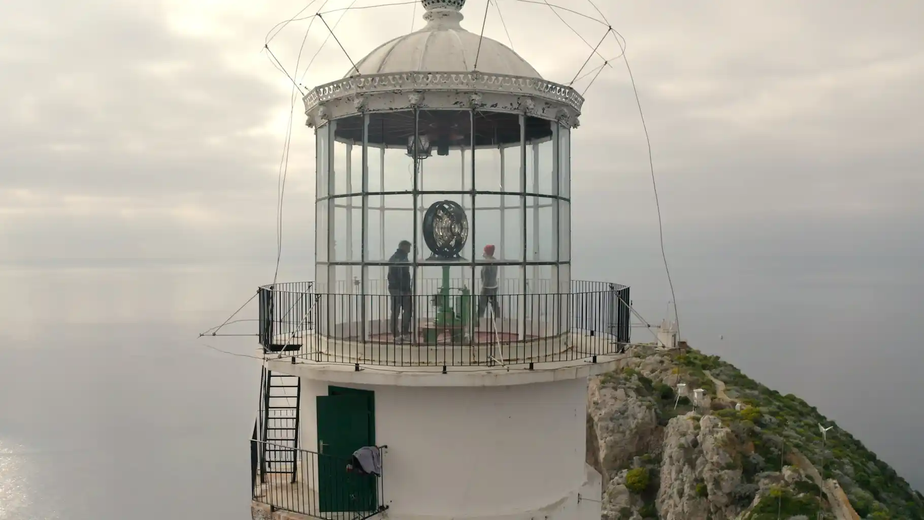 Andrea Buča, autorica i redateljica, donosi intiman i snažan dokumentarni film, portretira život na rubu Jadrana – na Palagruži, najudaljenijem naseljenom otoku Hrvatske 