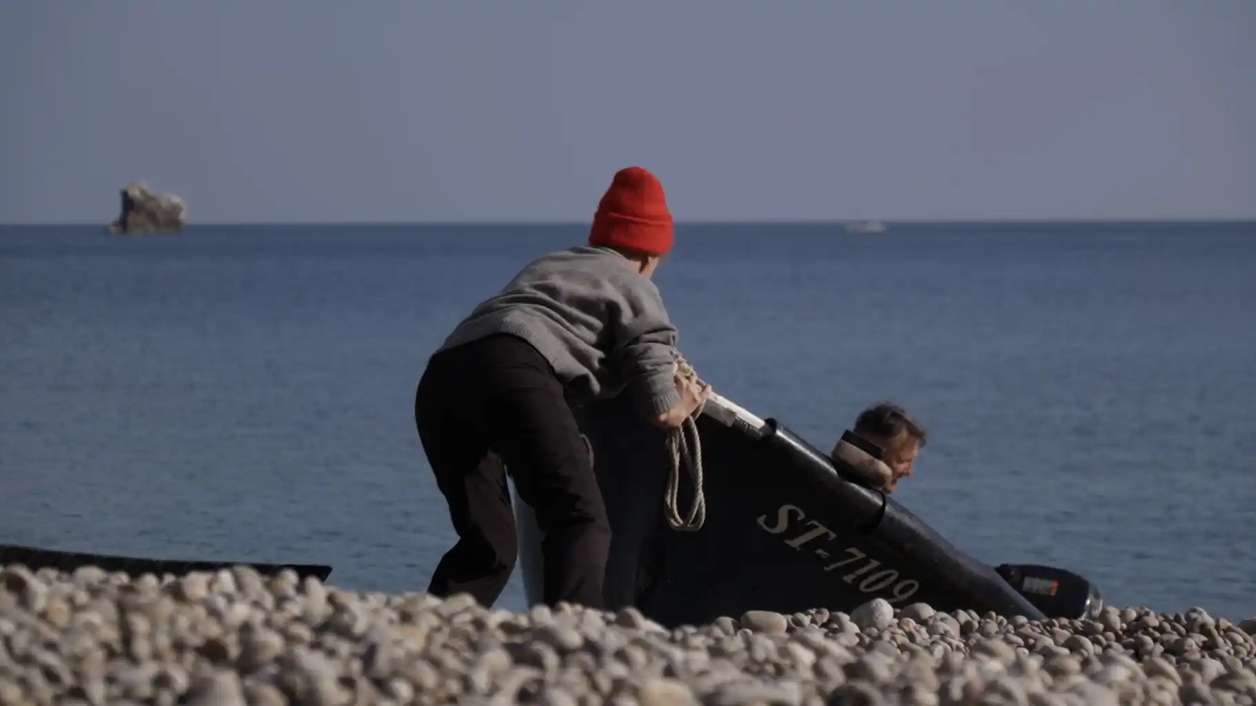 Andrea Buča, autorica i redateljica, donosi intiman i snažan dokumentarni film, portretira život na rubu Jadrana – na Palagruži, najudaljenijem naseljenom otoku Hrvatske 