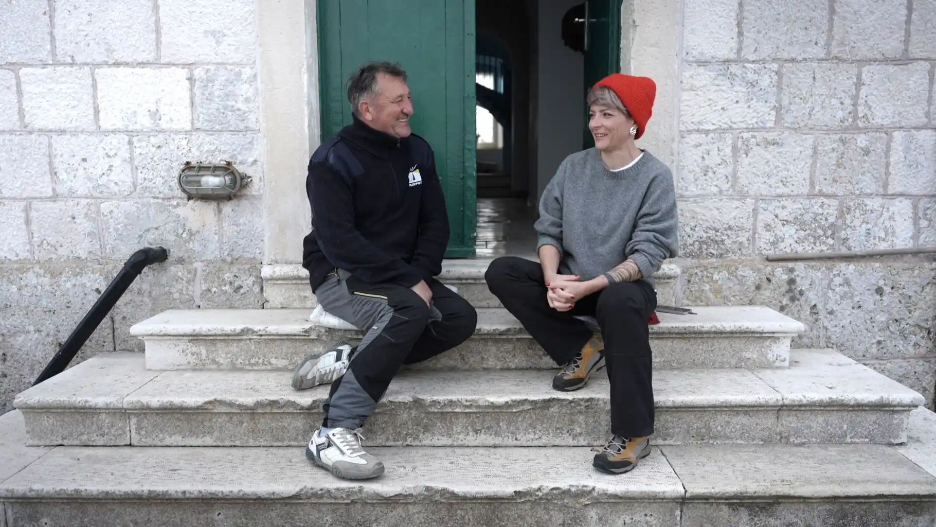 Andrea Buča, autorica i redateljica, donosi intiman i snažan dokumentarni film, portretira život na rubu Jadrana – na Palagruži, najudaljenijem naseljenom otoku Hrvatske