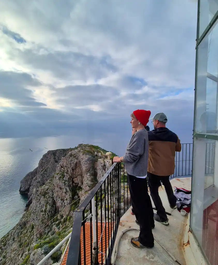 Andrea Buča, autorica i redateljica, donosi intiman i snažan dokumentarni film, portretira život na rubu Jadrana – na Palagruži, najudaljenijem naseljenom otoku Hrvatske 