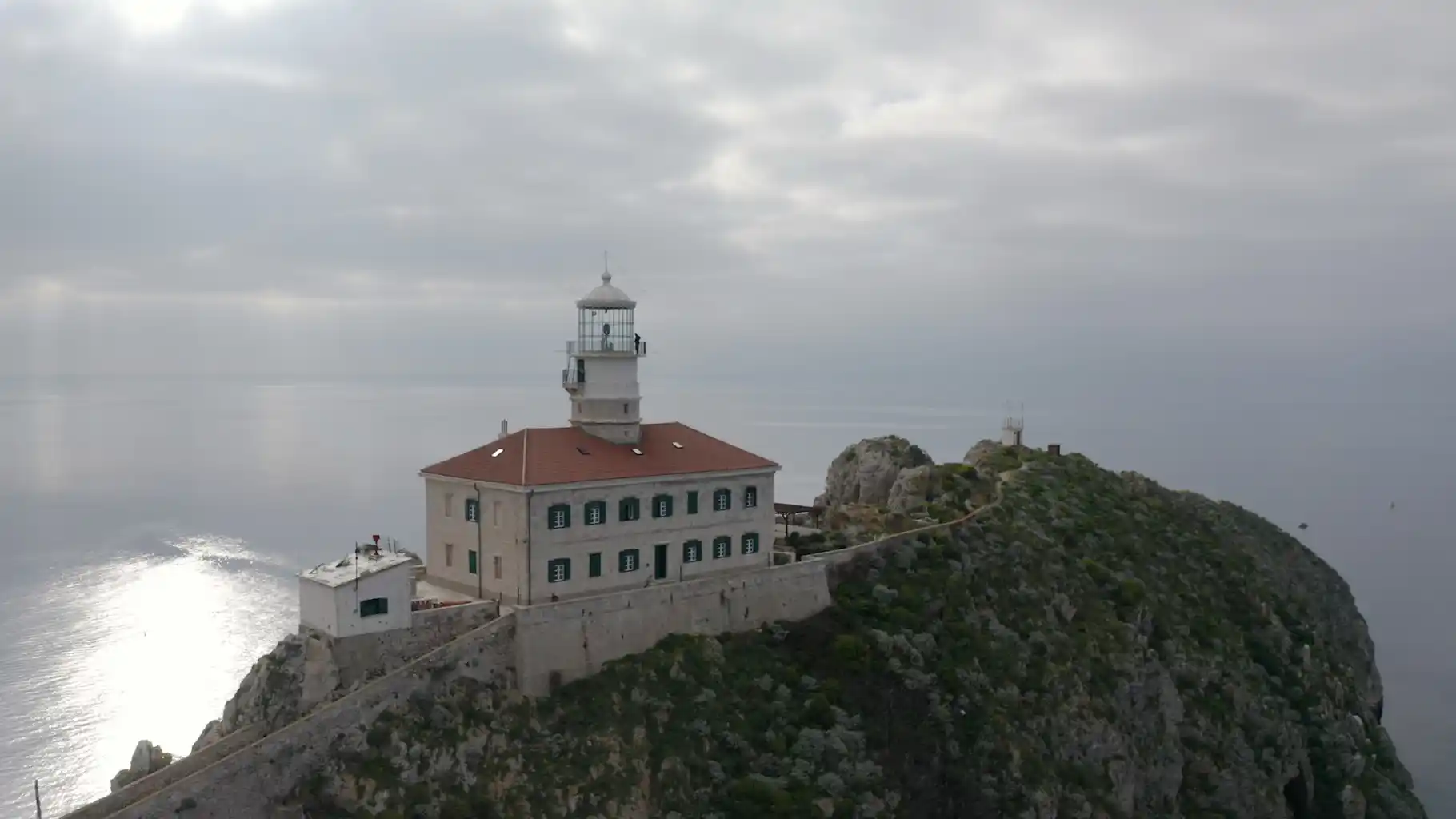 Andrea Buča, autorica i redateljica, donosi intiman i snažan dokumentarni film, portretira život na rubu Jadrana – na Palagruži, najudaljenijem naseljenom otoku Hrvatske 