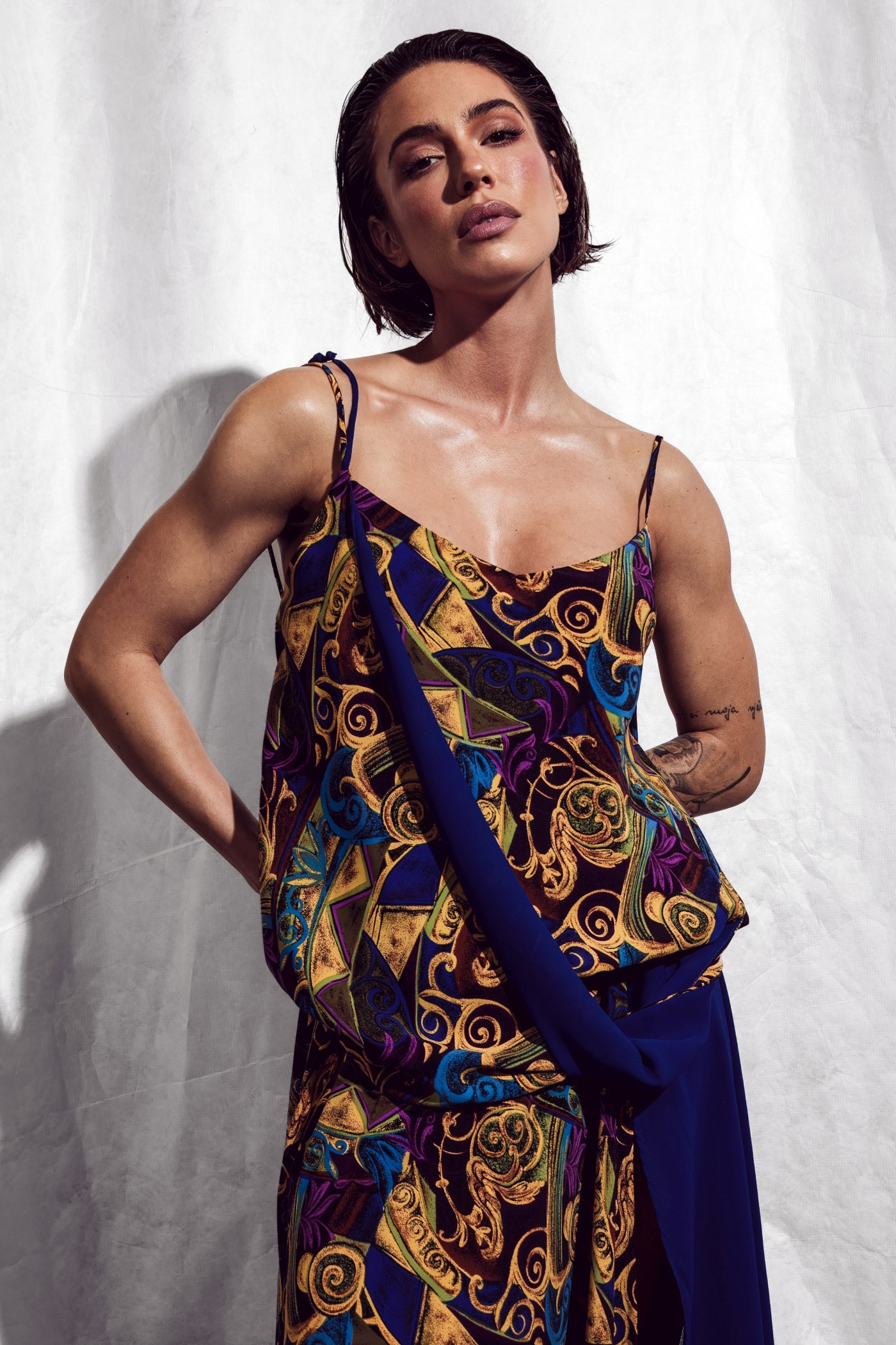 ROBERT SEVER ODVAŽNIM VIZUALIMA NAJAVLJUJE NOVU KOLEKCIJU ARETE ZA SEZONU PROLJEĆE/LJETO 2026. Brend Robert Sever novom kampanjom najavljuje svoju pretposljednju kolekciju, naziva Arete, za sezonu proljeće/ljeto 2026. koju će prikazati revijom 9. travnja u Nacionalnom muzeju moderne umjetnosti u samom centru Zagreba. Kampanja je zamišljena kao vizual koji istovremeno djeluje vrlo jednostavno i vrlo sofisticirano. Fotografije su čiste, mirne i reducirane, ali u sebi nose izraženu napetost i preciznost pogleda. U grafičkom oblikovanju kombinirane su sa skeniranim snimkama svježeg cvijeća, motivom koji priziva klasičnu simboliku proljeća, ali je ovdje preveden u novi, eksperimentalan i multimedijski format. U središtu kampanje nalaze se Lana Klingor Mihić, Paula Sikirić i Luna Fusch, tri žene koje na različite načine nose priču kolekcije. Umjesto očekivanih, tipskih fashion lica, odabrane su osobnosti koje svojim karakterom, pojavom i individualnošću šire prostor modne naracije. Paula Sikirić s brendom Robert Sever surađivala je već više puta te je ovo njezina treća kampanja za brend. Luna Fusch, studentica modnog dizajna i praktikantica u brendu, svojim specifičnim izgledom i prisutnošću donosi suvremeni portret mlade žene, dok Lana Klingor Mihić cijeloj priči daje dodatnu snagu, zrelost i karakter. Upravo kroz žene različitih generacija, energija i životnih puteva, Robert Sever želi naglasiti kako njegov brend nije vezan uz jednu dob, jedan tip žene ili jednu ideju ženstvenosti. Nova kolekcija, od čak 60 lookova, polazi od jasne ideje ravnoteže između discipline i slobode. Izgrađena je na preciznoj konstrukciji i kroju, na disciplini koja oblikuje siluetu, ali bez gubitka lakoće, senzualnosti i slobode pokreta. U Severovu dizajnerskom jeziku odjeća nikada nije strogo zatvorena forma. Naprotiv, riječ je o komadima koji ostavljaju prostor interpretaciji, nošenju na različite načine i osobnom upisu žene koja ih bira. Upravo u tom odnosu između strukture i otvorenosti nastaje estetika kolekcije Arete. „Oduvijek me zanimao taj odnos između jasno definirane strukture i prostora koji ostavlja mogućnost osobne interpretacije, trenutak u kojem forma postoji, ali nikada ne guši individualnost onoga tko odjeću nosi. U toj ravnoteži vidim suvremenu eleganciju: sofisticiranu, senzualnu i izrazito ženstvenu, ali istovremeno suptilno pročišćenu.“, govori dizajner o pristupu novoj kolekciji. Ovom kolekcijom Robert Sever još jednom potvrđuje svoj autorski rukopis, ali i sposobnost da ženstvenost, disciplinu kroja i suvremenu eleganciju prevede u vizualni jezik koji djeluje istovremeno intimno, moderno i snažno. Photo - Robert Sever Organizacija - Slobodan Velicki Modeli - Lana Klingor Mihić, Paula Sikirić i Luna Fusch Make up - Sabina Šarić Novak i Ivana Uzun (Jane Iredale) Kosa- Ivana Tkalčević (Studio ljepote Hara)