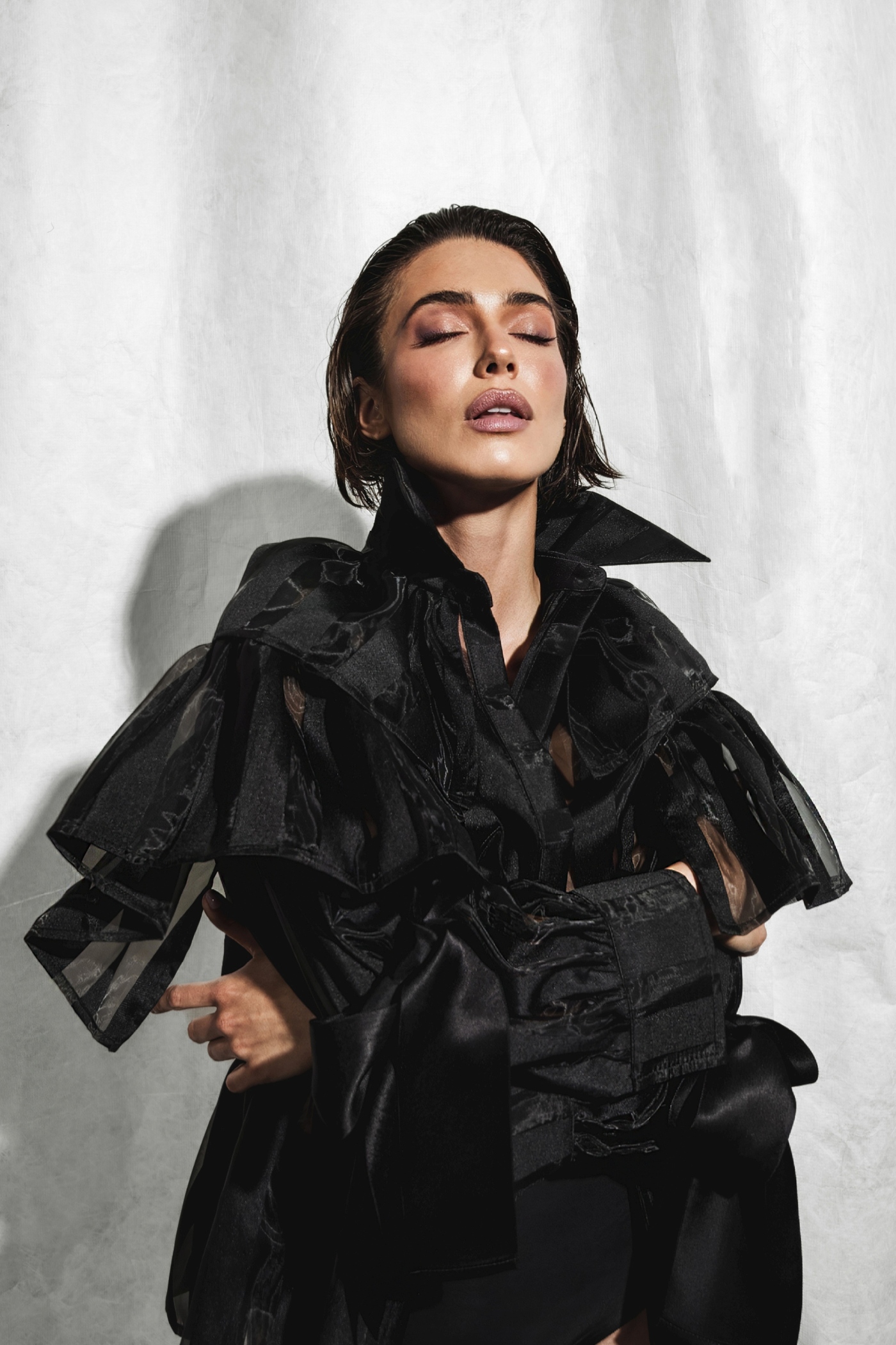 ROBERT SEVER ODVAŽNIM VIZUALIMA NAJAVLJUJE NOVU KOLEKCIJU ARETE ZA SEZONU PROLJEĆE/LJETO 2026. Brend Robert Sever novom kampanjom najavljuje svoju pretposljednju kolekciju, naziva Arete, za sezonu proljeće/ljeto 2026. koju će prikazati revijom 9. travnja u Nacionalnom muzeju moderne umjetnosti u samom centru Zagreba. Kampanja je zamišljena kao vizual koji istovremeno djeluje vrlo jednostavno i vrlo sofisticirano. Fotografije su čiste, mirne i reducirane, ali u sebi nose izraženu napetost i preciznost pogleda. U grafičkom oblikovanju kombinirane su sa skeniranim snimkama svježeg cvijeća, motivom koji priziva klasičnu simboliku proljeća, ali je ovdje preveden u novi, eksperimentalan i multimedijski format. U središtu kampanje nalaze se Lana Klingor Mihić, Paula Sikirić i Luna Fusch, tri žene koje na različite načine nose priču kolekcije. Umjesto očekivanih, tipskih fashion lica, odabrane su osobnosti koje svojim karakterom, pojavom i individualnošću šire prostor modne naracije. Paula Sikirić s brendom Robert Sever surađivala je već više puta te je ovo njezina treća kampanja za brend. Luna Fusch, studentica modnog dizajna i praktikantica u brendu, svojim specifičnim izgledom i prisutnošću donosi suvremeni portret mlade žene, dok Lana Klingor Mihić cijeloj priči daje dodatnu snagu, zrelost i karakter. Upravo kroz žene različitih generacija, energija i životnih puteva, Robert Sever želi naglasiti kako njegov brend nije vezan uz jednu dob, jedan tip žene ili jednu ideju ženstvenosti. Nova kolekcija, od čak 60 lookova, polazi od jasne ideje ravnoteže između discipline i slobode. Izgrađena je na preciznoj konstrukciji i kroju, na disciplini koja oblikuje siluetu, ali bez gubitka lakoće, senzualnosti i slobode pokreta. U Severovu dizajnerskom jeziku odjeća nikada nije strogo zatvorena forma. Naprotiv, riječ je o komadima koji ostavljaju prostor interpretaciji, nošenju na različite načine i osobnom upisu žene koja ih bira. Upravo u tom odnosu između strukture i otvorenosti nastaje estetika kolekcije Arete. „Oduvijek me zanimao taj odnos između jasno definirane strukture i prostora koji ostavlja mogućnost osobne interpretacije, trenutak u kojem forma postoji, ali nikada ne guši individualnost onoga tko odjeću nosi. U toj ravnoteži vidim suvremenu eleganciju: sofisticiranu, senzualnu i izrazito ženstvenu, ali istovremeno suptilno pročišćenu.“, govori dizajner o pristupu novoj kolekciji. Ovom kolekcijom Robert Sever još jednom potvrđuje svoj autorski rukopis, ali i sposobnost da ženstvenost, disciplinu kroja i suvremenu eleganciju prevede u vizualni jezik koji djeluje istovremeno intimno, moderno i snažno. Photo - Robert Sever Organizacija - Slobodan Velicki Modeli - Lana Klingor Mihić, Paula Sikirić i Luna Fusch Make up - Sabina Šarić Novak i Ivana Uzun (Jane Iredale) Kosa- Ivana Tkalčević (Studio ljepote Hara)