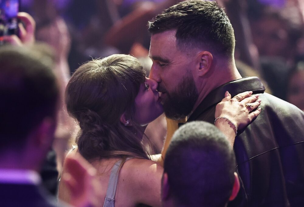 Taylor Swift pomela konkurenciju na iHeartRadio dodjeli