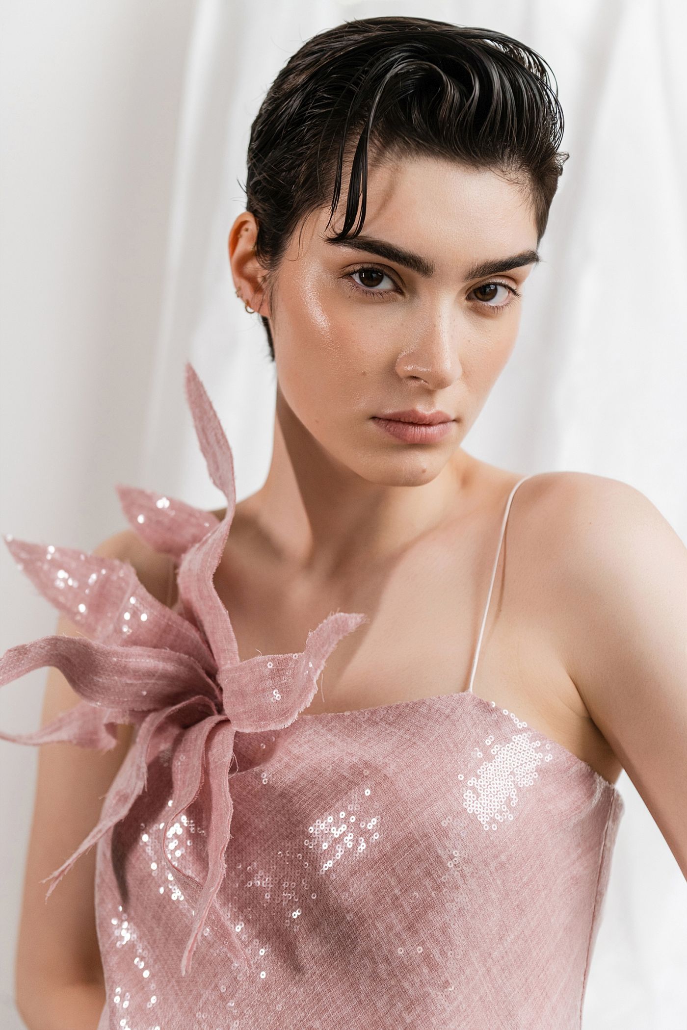 Elegancija koja diše: nova kolekcija A’Marie za suvremenu ženstvenost