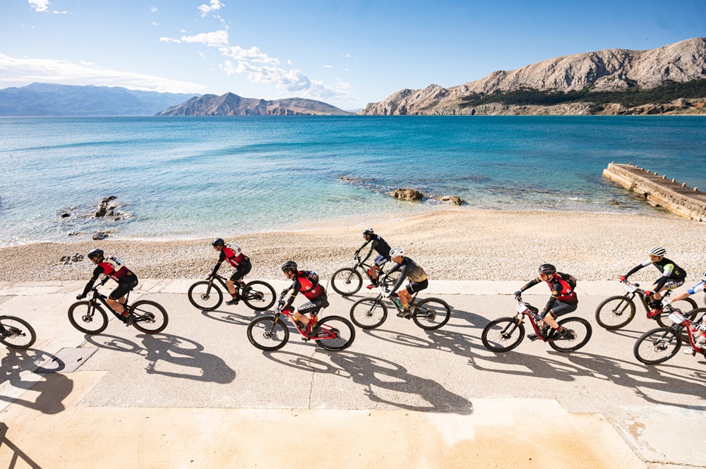 BICIKLISTIČKA AVANTURA KOJA SPAJA SPORT I LJEPOTE HRVATSKE OBALE VRAĆA SE NA KVARNER 4Islands Epic i ove godine vodi sudionike kroz četiri otoka i najatraktivnije krajolike sjevernog Jadrana