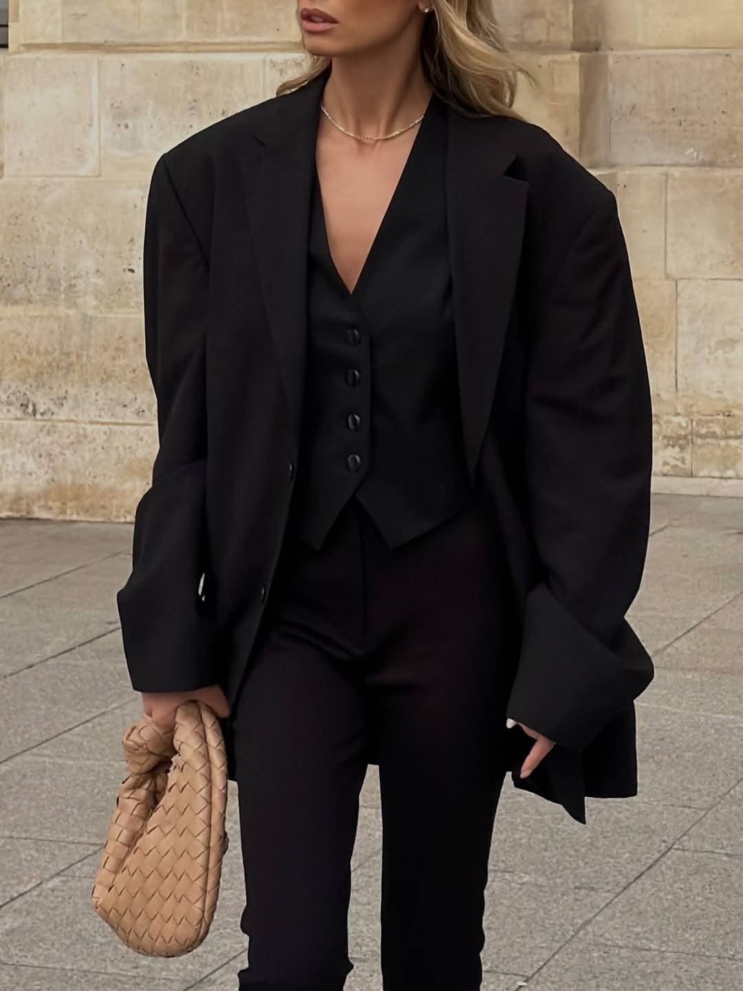 Elena Dizdar pokazuje kako all-black nikad ne izlazi iz mode