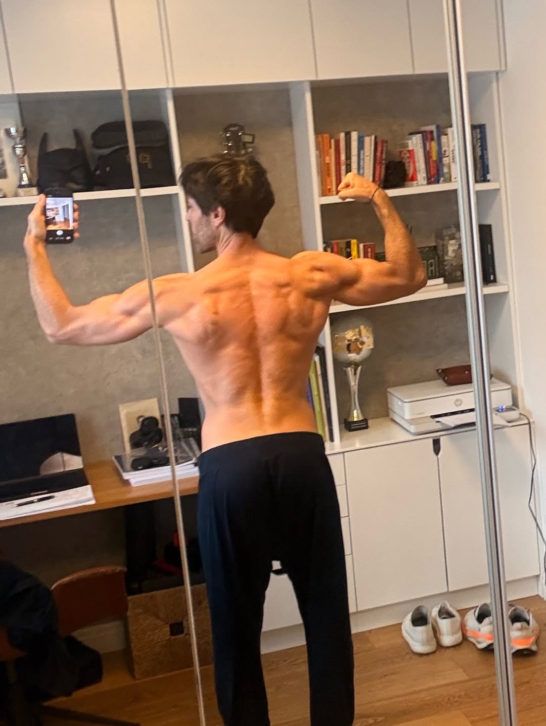 Bez majice, ispred ogledala i u ležernoj trenirci, Soltz je pokazao besprijekornu fizičku formu i jasno istaknuo rezultate predanog rada na sebi.