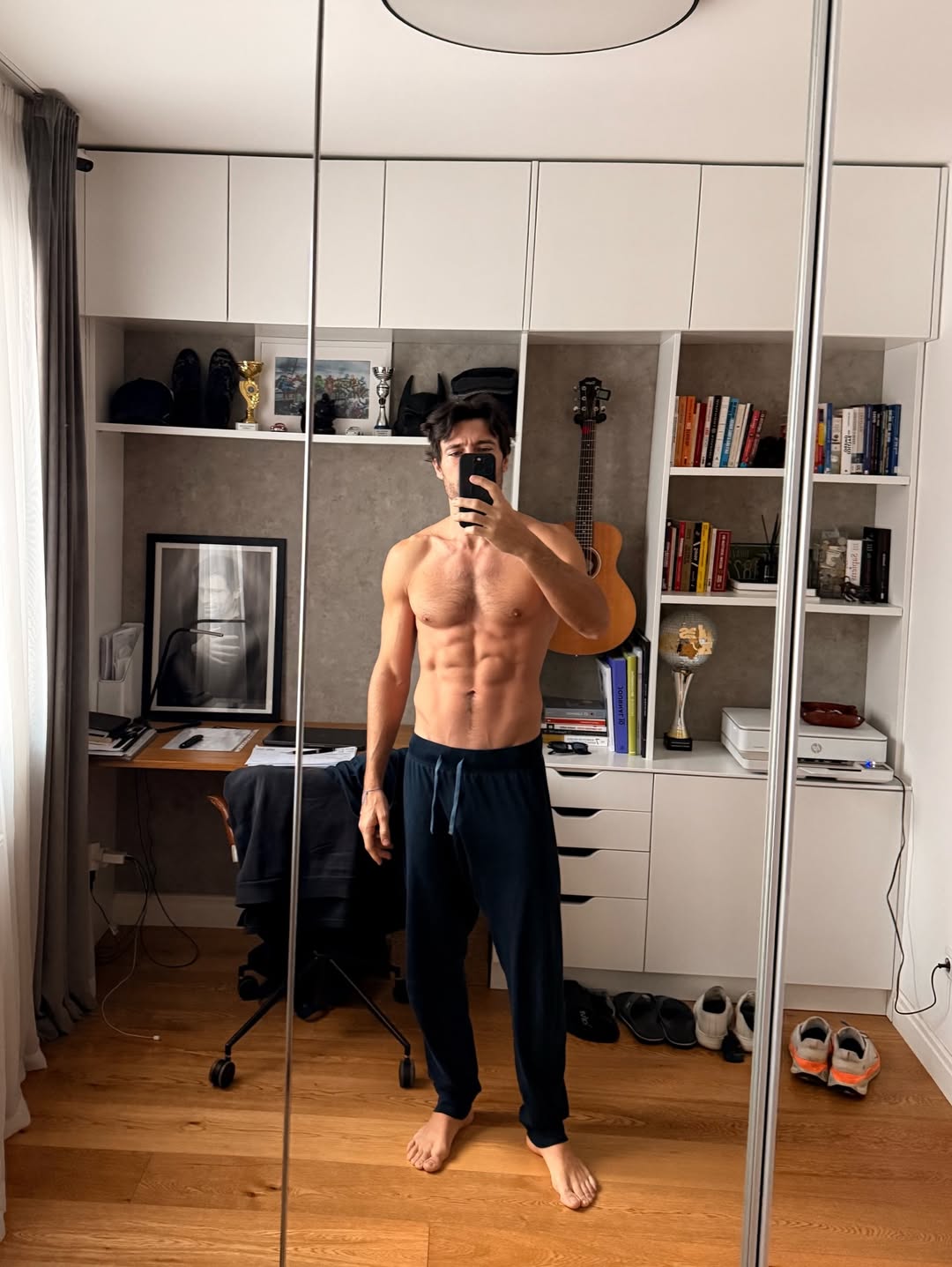 Bez majice, ispred ogledala i u ležernoj trenirci, Soltz je pokazao besprijekornu fizičku formu i jasno istaknuo rezultate predanog rada na sebi.