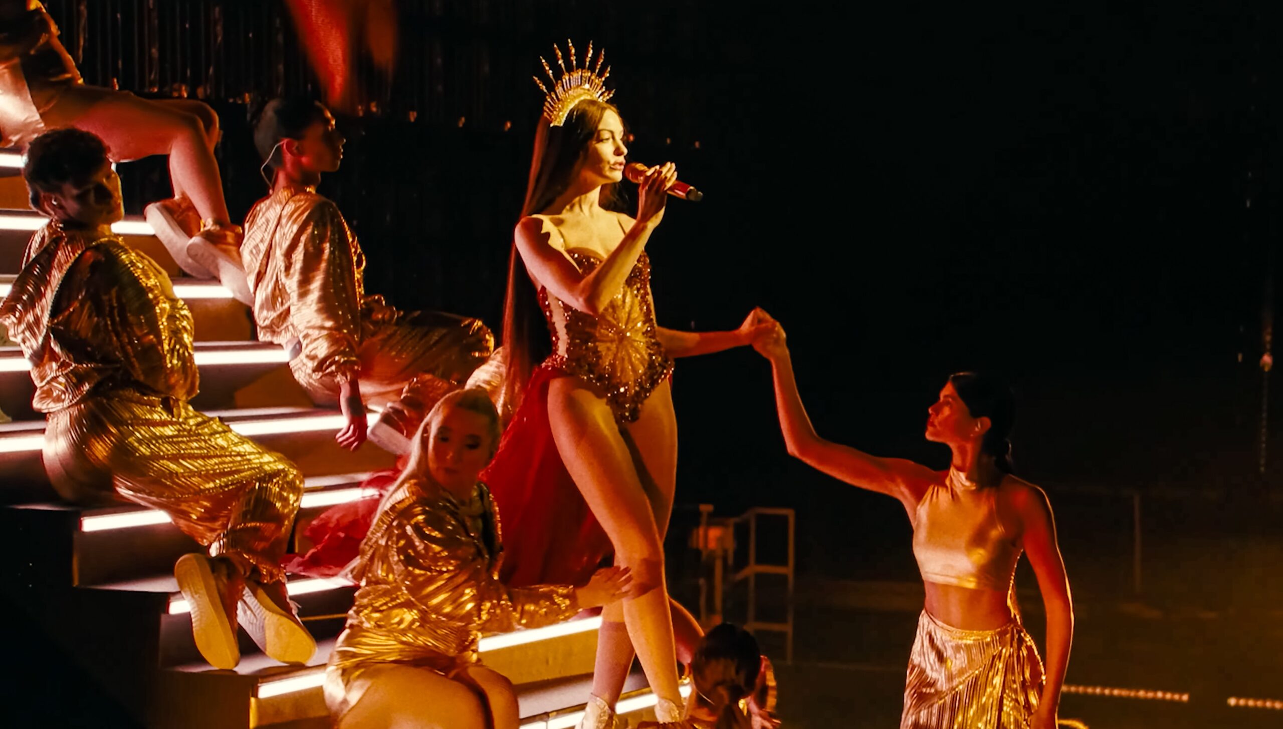 Kako je Reputation turneja Taylor Swift oblikovala nevjerojatnu izvedbu Anne Hathaway Mary HELLO MAGAZIJN CROATIA HRVATSKA