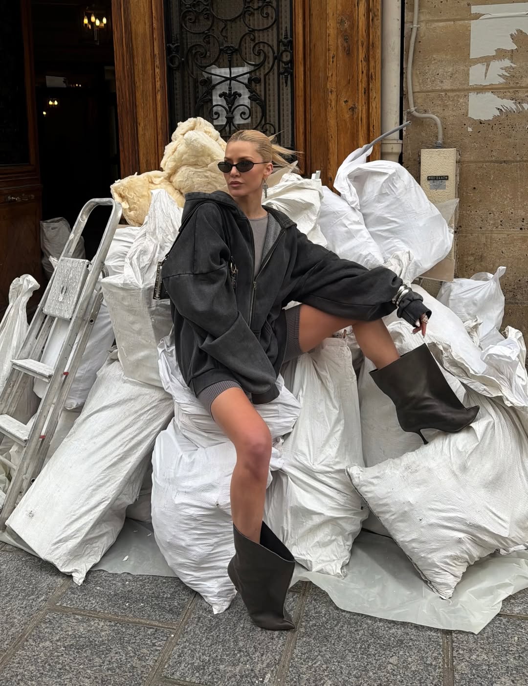 Karla Zelić u statement čizmama iz H&M x Glenn Martens