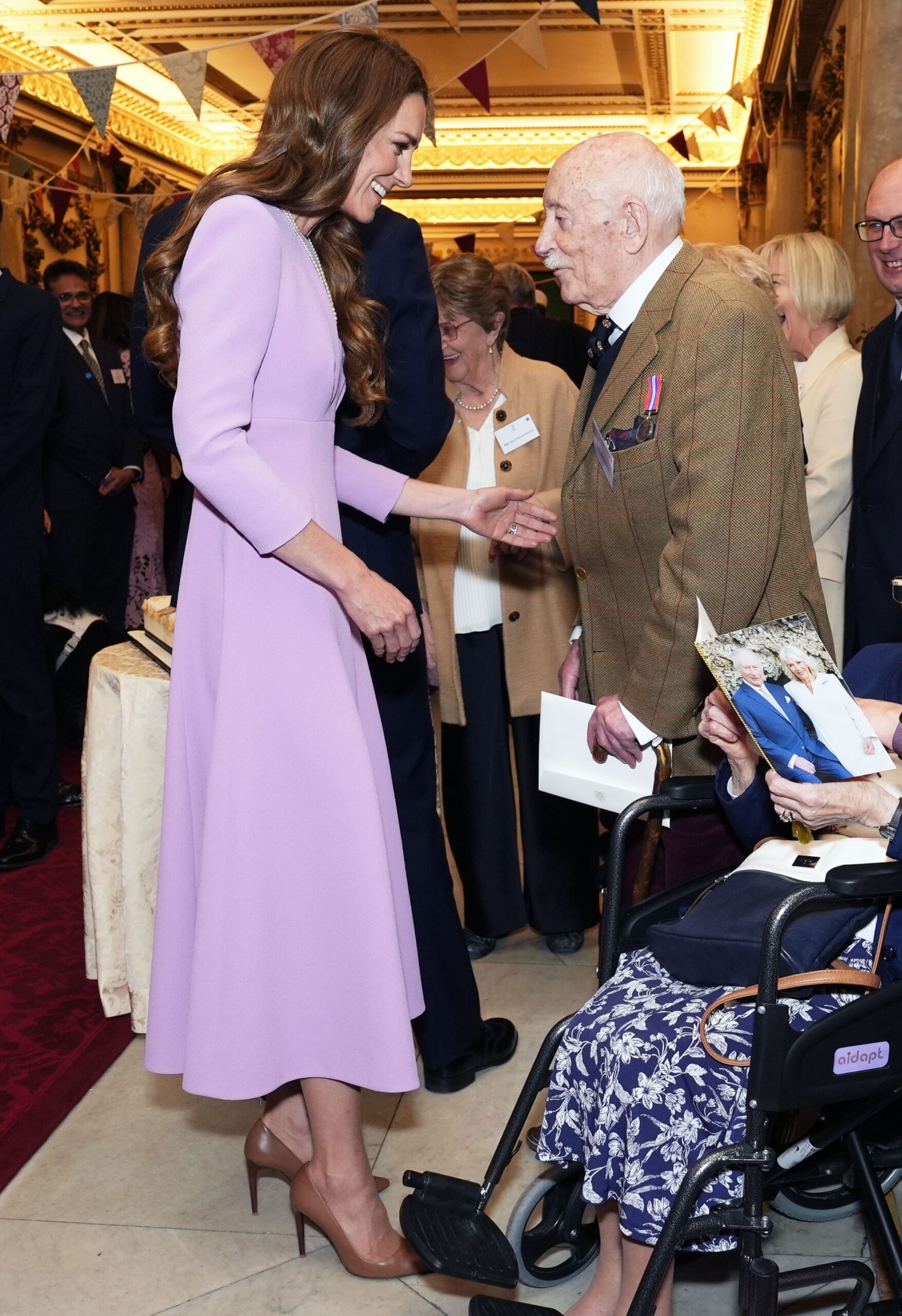 Kate Middleton oduševila Detalj u stajlingu otkrio dirljivu počast kraljici Elizabeti II. HELLO MAGAZIN CROATIA HRVATSKA