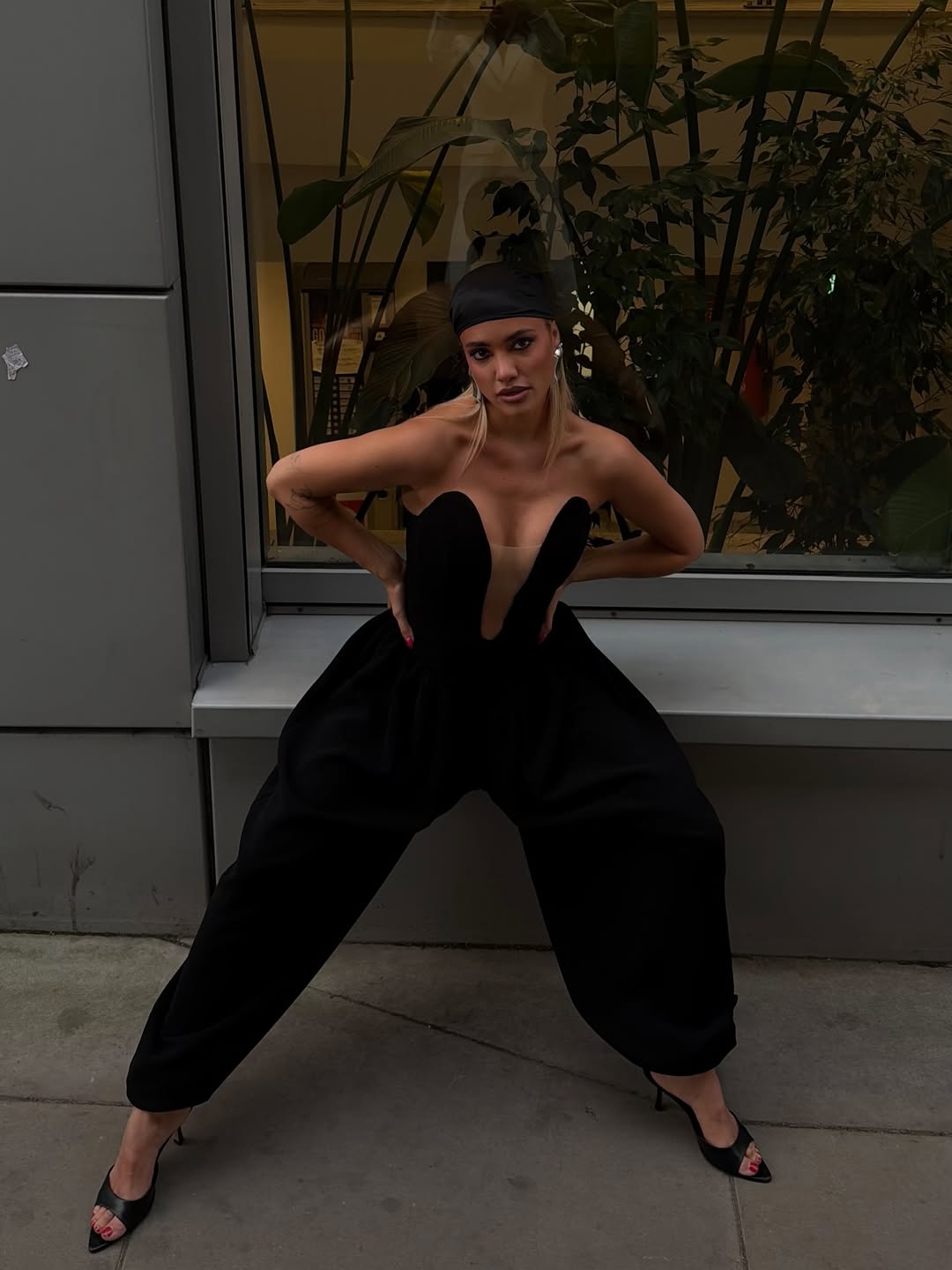 Meri Goldašić u upečatljivom crnom kombinezonu