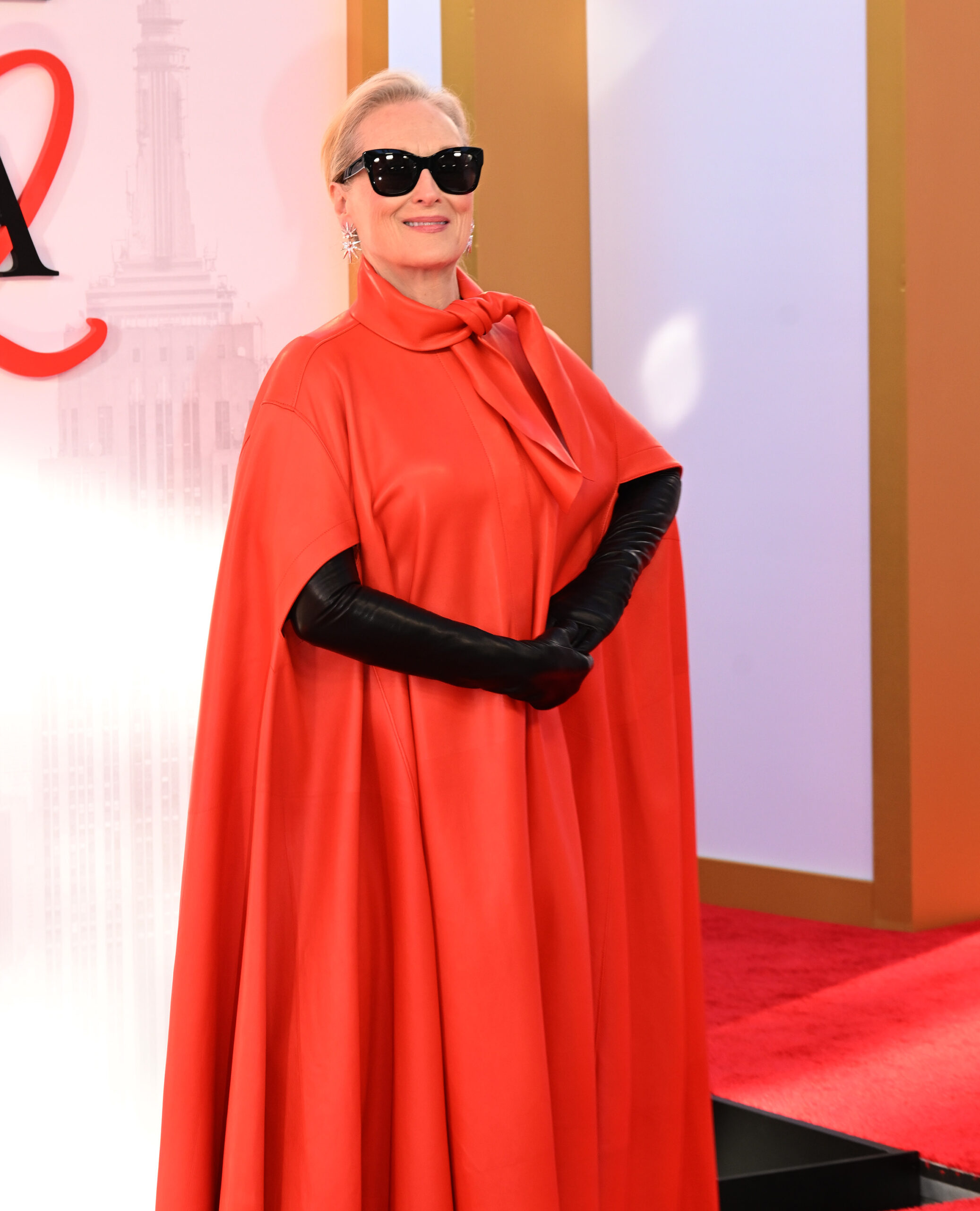 Meryl Streep u moćnoj crvenoj pelerini na premijeri Vrag nosi Pradu 2