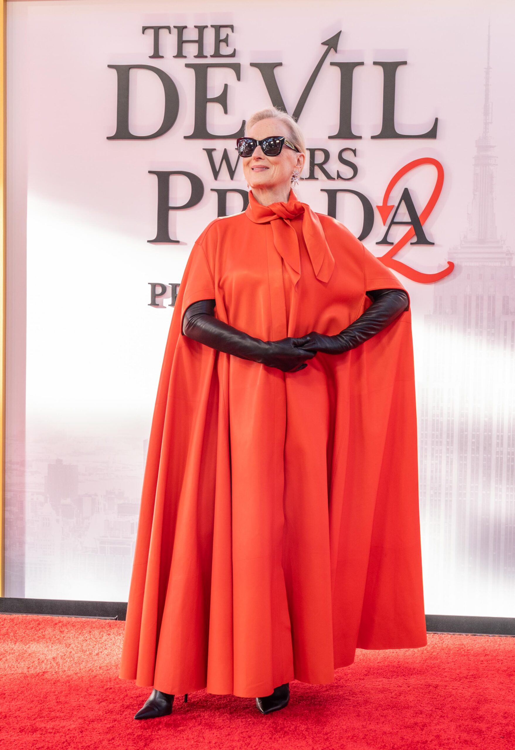 Meryl Streep u moćnoj crvenoj pelerini na premijeri Vrag nosi Pradu 2