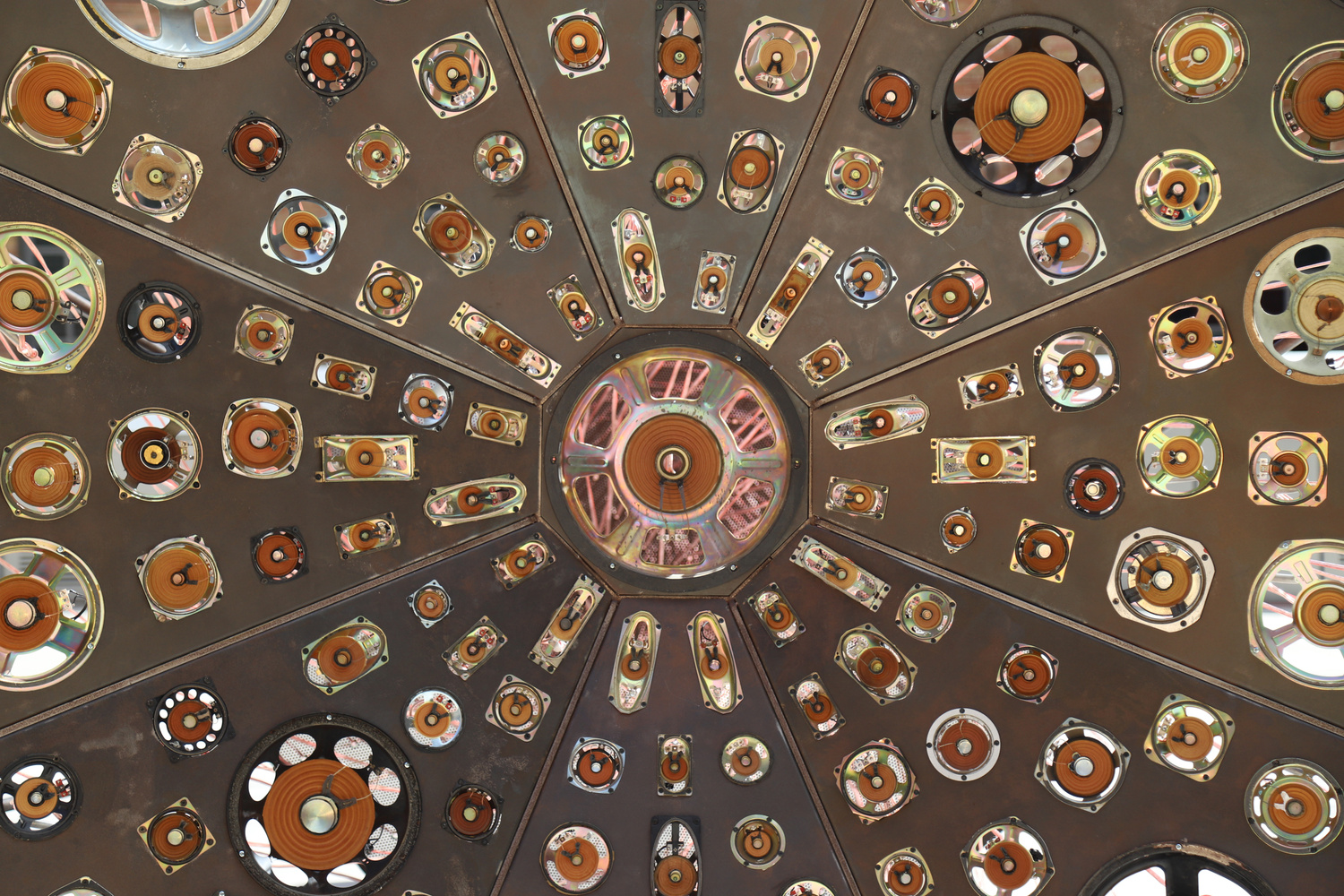 Nova izložba u KONTEJNER-u Monumentalna zvučna instalacija Phonos s 208 zvučnika poziva na slušanje tijelom