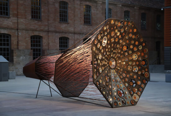 Nova izložba u KONTEJNER-u Monumentalna zvučna instalacija Phonos s 208 zvučnika poziva na slušanje tijelom