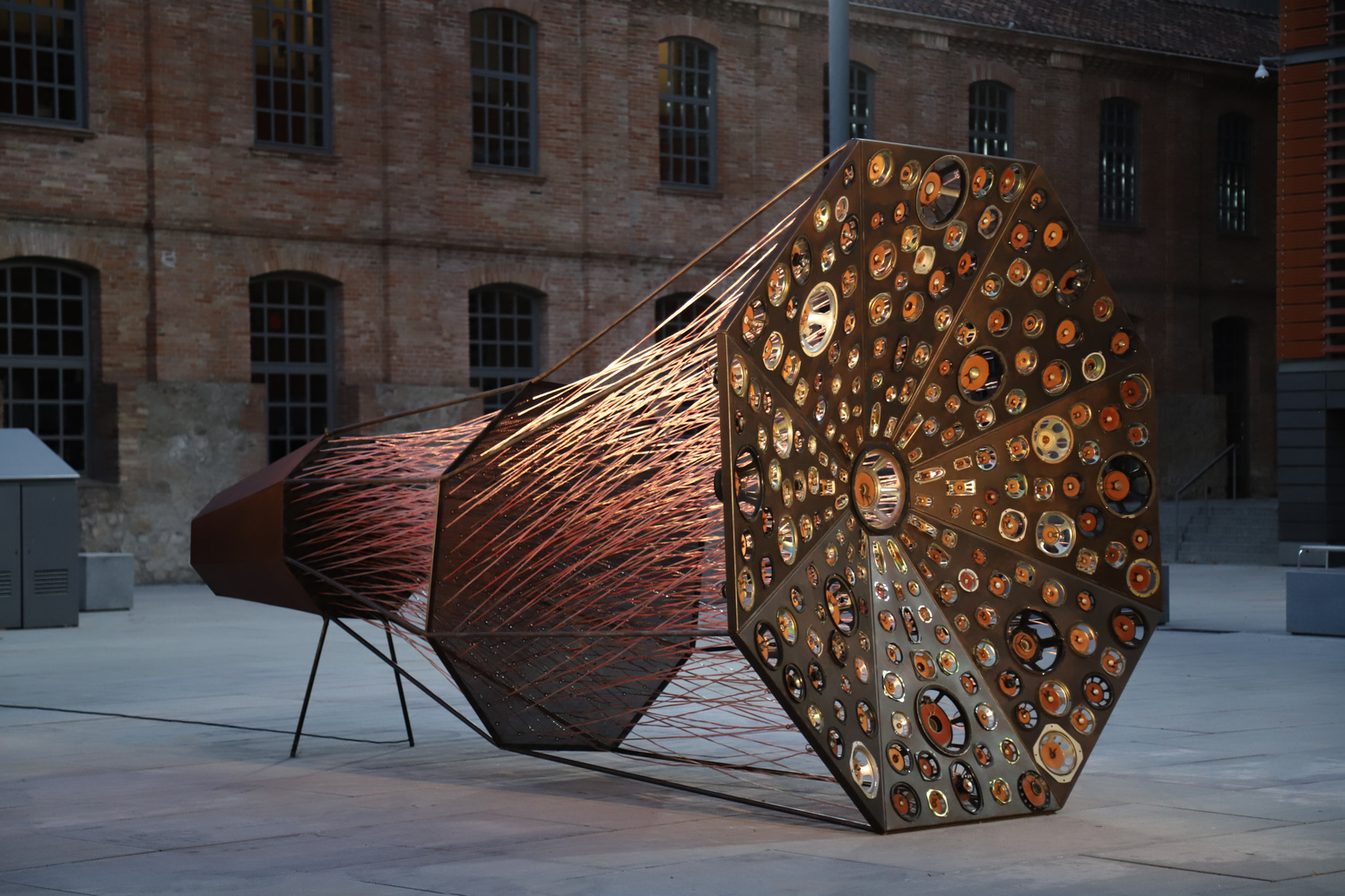 Nova izložba u KONTEJNER-u Monumentalna zvučna instalacija Phonos s 208 zvučnika poziva na slušanje tijelom