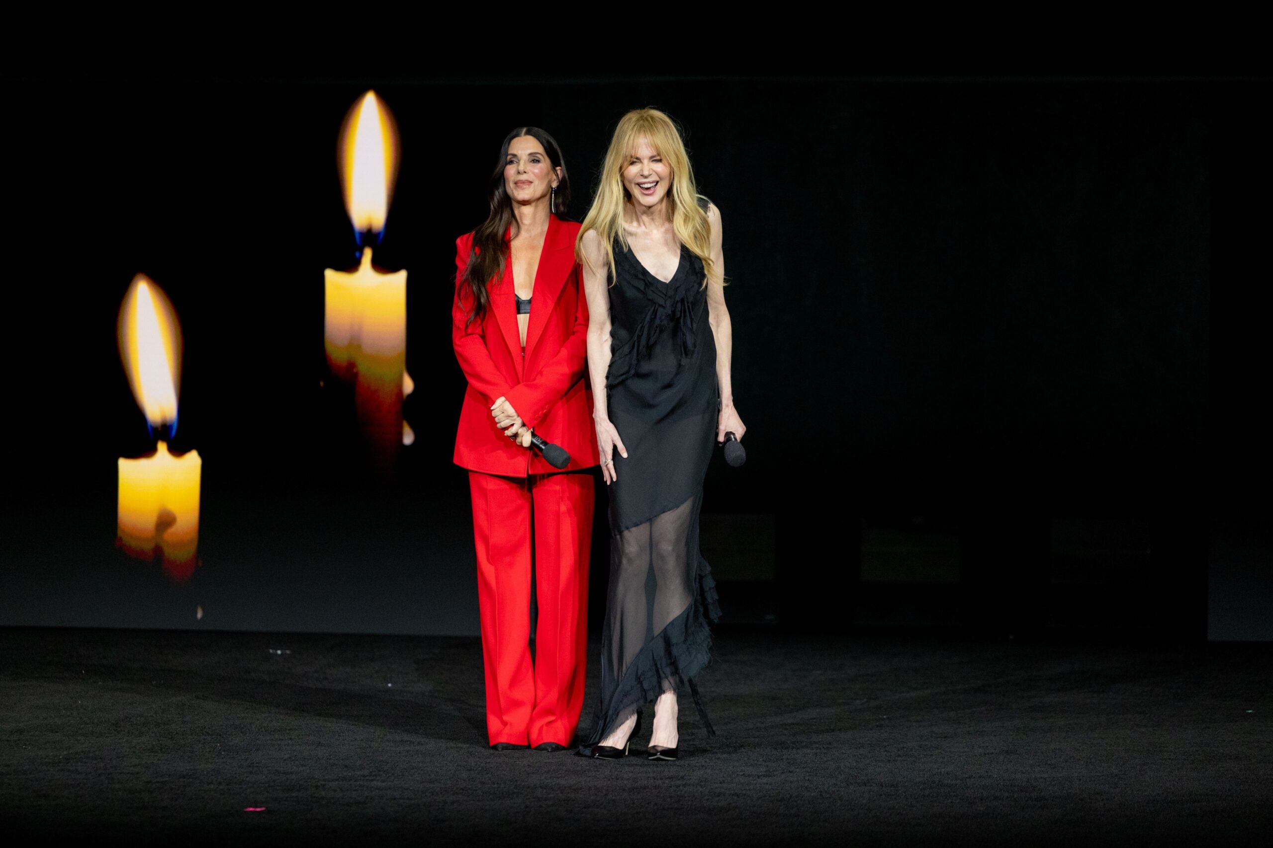 Sandra Bullock u odvažnom crvenom odijelu otkrila grudnjak, Nicole Kidman