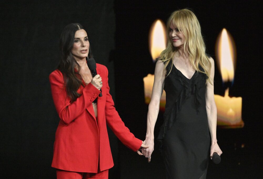 Sandra Bullock u odvažnom crvenom odijelu otkrila grudnjak, Nicole Kidman