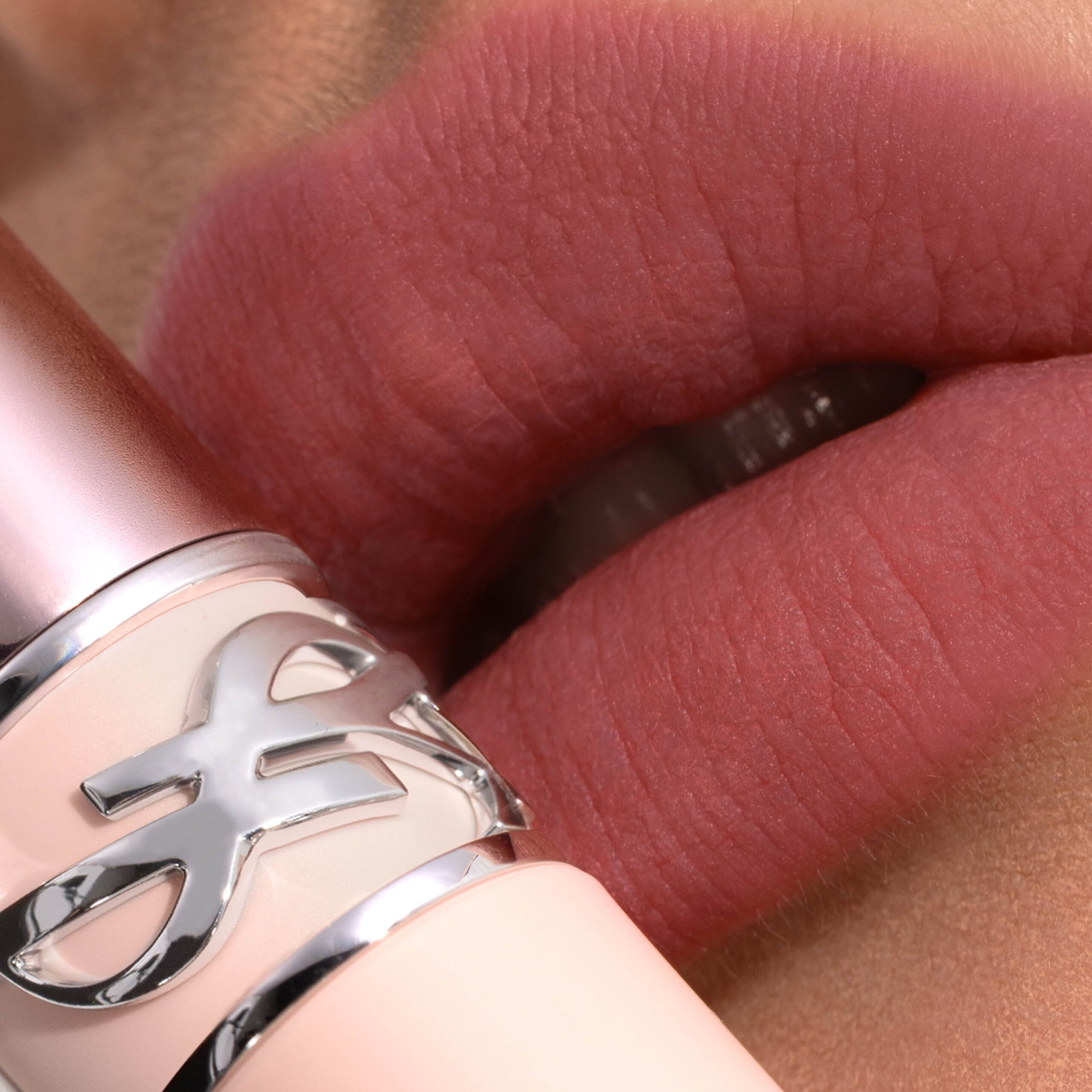 YSL BEAUTY PREDSTAVLJA YSL LOVENUDE: PRVA HIBRIDNA KOLEKCIJA LIP BLUSHER PROIZVODA ZA USNE NUDE MAKEUP BEZ PRAVILA.