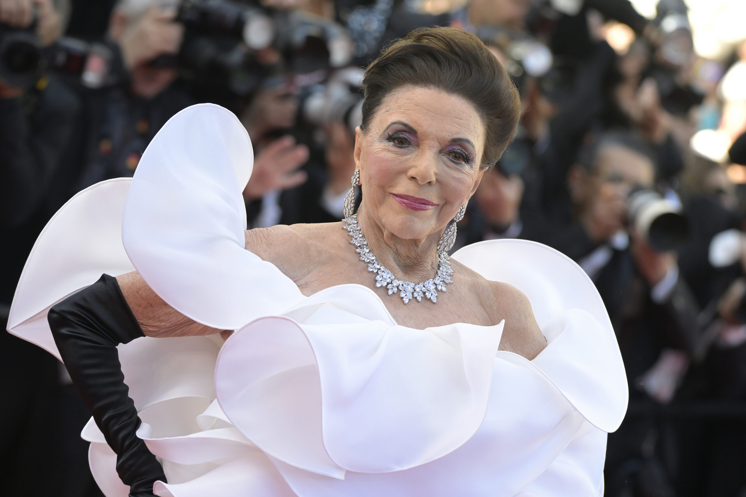 Joan Collins u Cannesu pokazala kako izgleda bezvremenski glamur