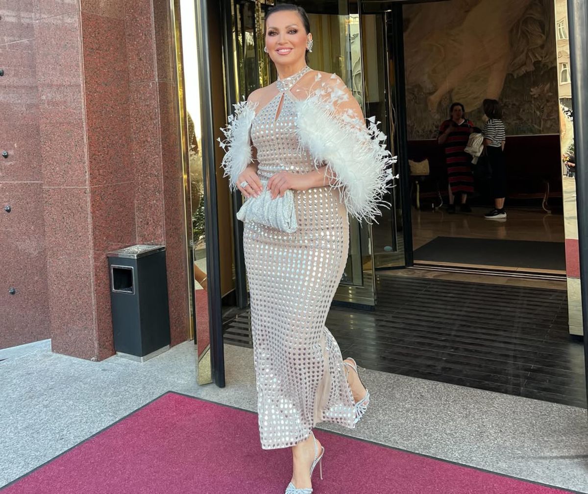 Glamur bez greške: Nina Badrić zablistala u elegantnoj nude kreaciji