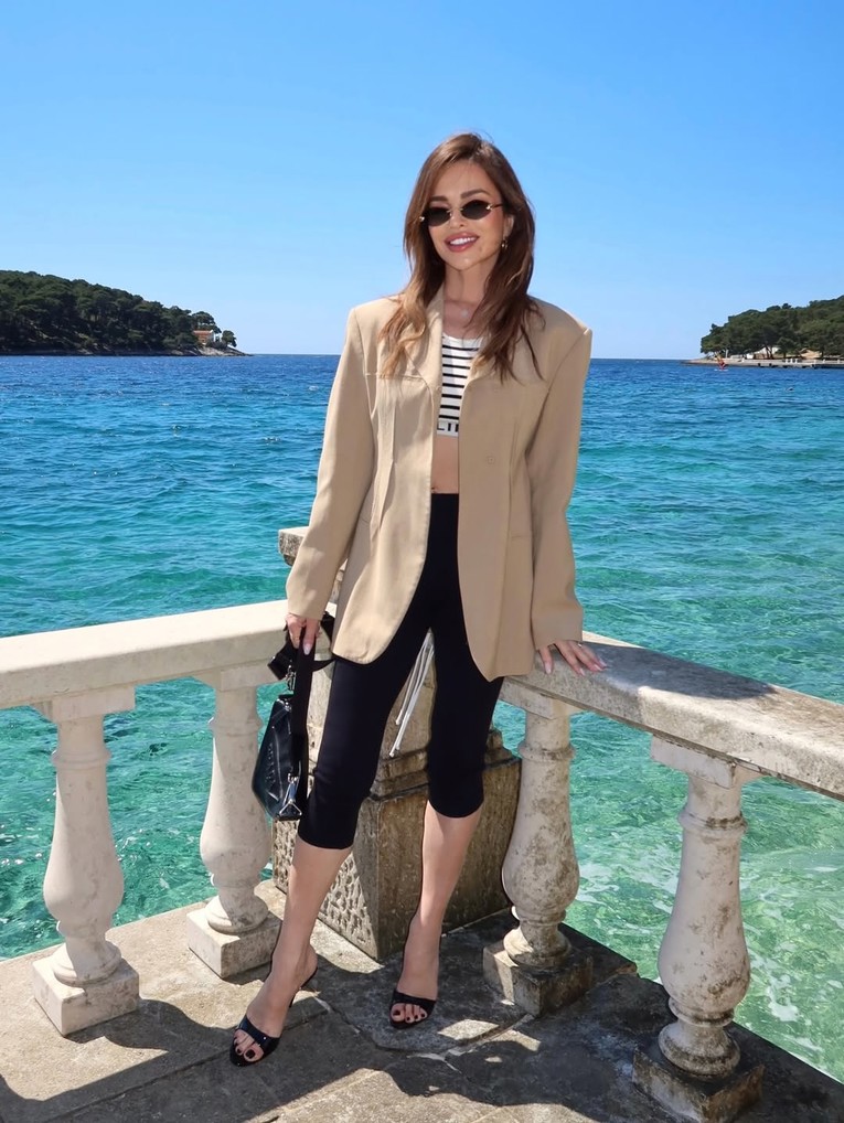 Severina u izdanju koje spaja capri hlače, crop top i sako