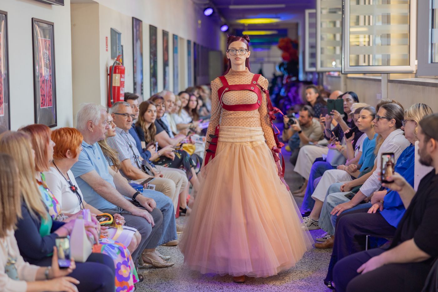 ŠMID Gala pretvorila školu u modni spektakl: 27 kreacija, Ljupka Gojić Mikić i inspiracija Met Gale koja je oduševila publiku