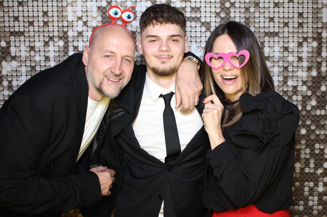 Viktorija i Dino Rađa ponosni na svog maturanta