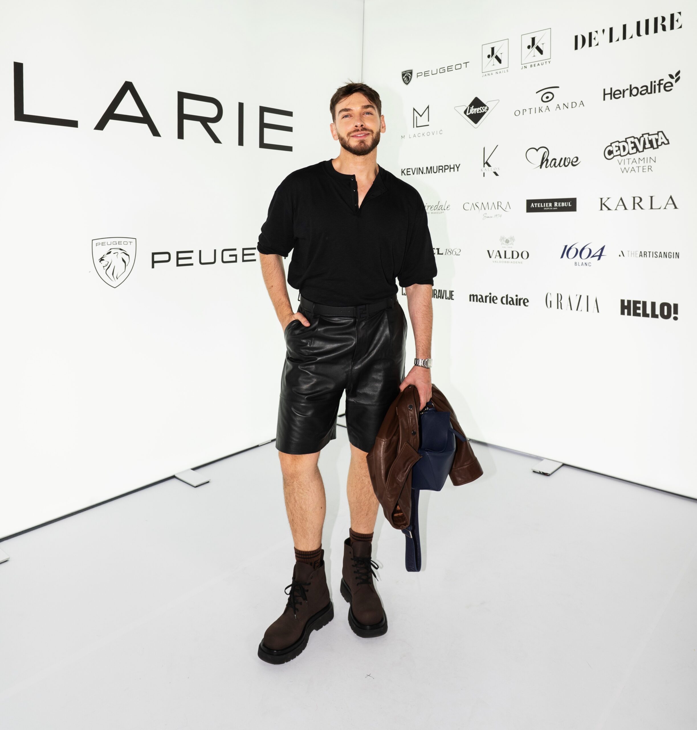 larie revija