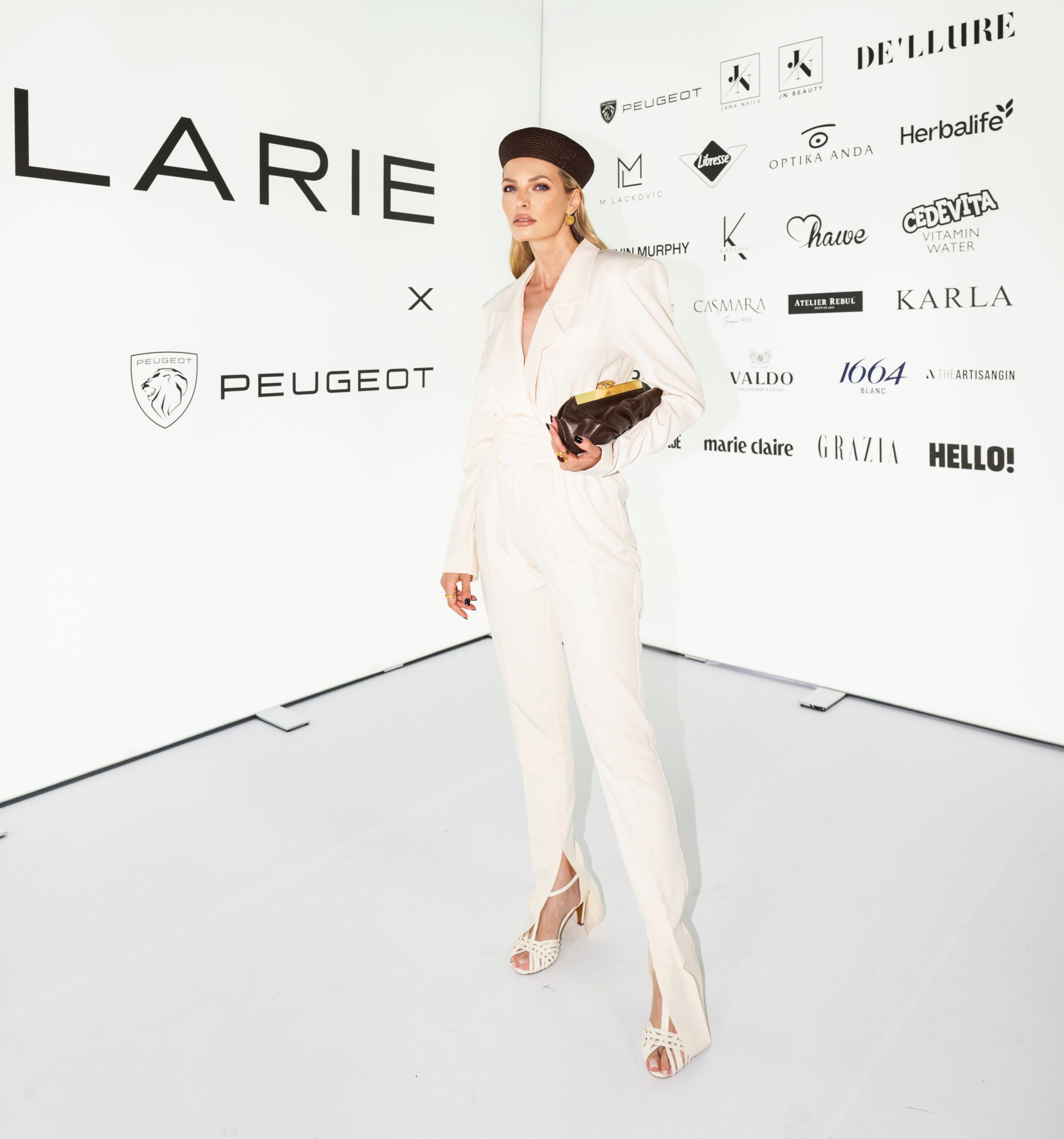 larie revija
