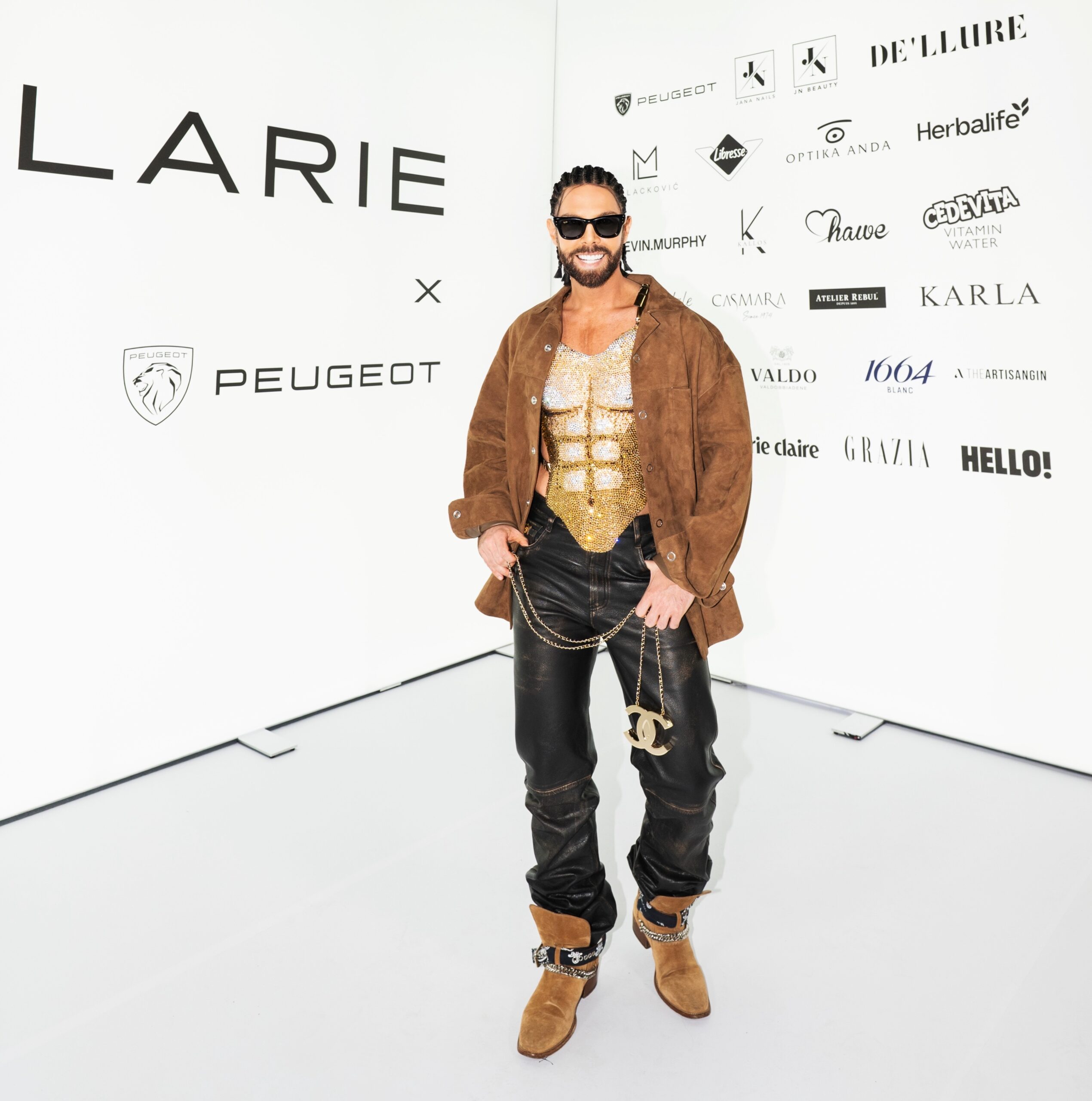 larie revija