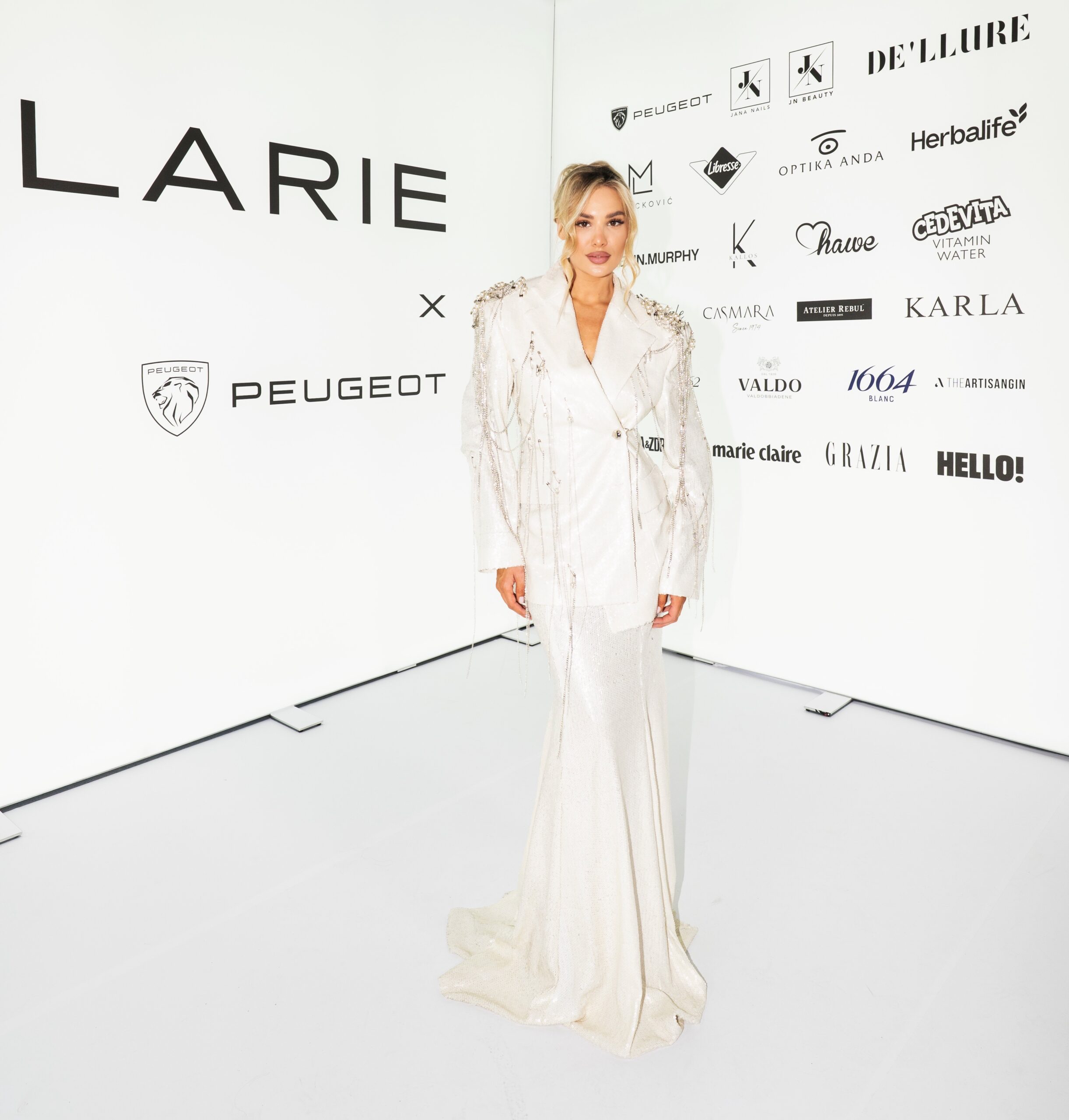 larie revija