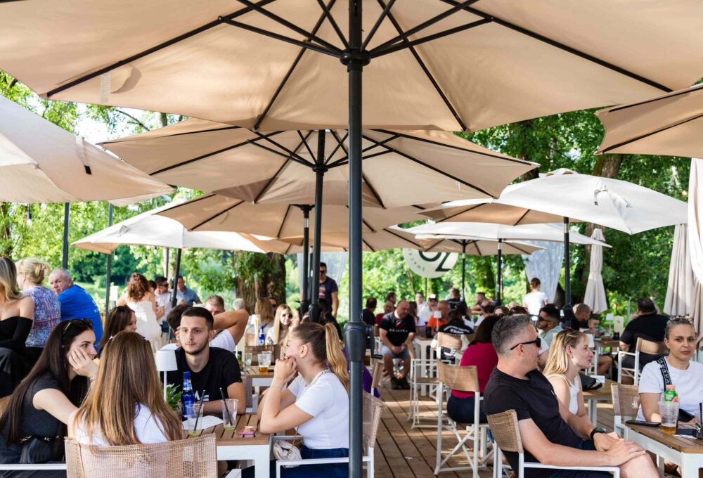 Dnevni boravak na Kupi, Kupa ljeto, Ozalj događanja, ljetni festival Hrvatska, riverside party Kupa, brunch uz rijeku, ljetna događanja Karlovac, Turistička zajednica Kupa, Izvan fokusa događaj, Slava Raškaj kupalište, Kupa kupalište, ljeto uz rijeku Hrvatska, beach bar Hrvatska, riverside lifestyle, gastro događanja Ozalj, street food Kupa, craft pivo događanja, live DJ set Hrvatska, DJ Faraoh brunch, paint and wine događaj, pub kviz Hrvatska, vikend izlet Zagreb, jednodnevni izlet Kupa, priroda i glazba, outdoor event Croatia, ljetni brunch koncept, food festival Hrvatska, kokteli ljeto Hrvatska, slow living Hrvatska, weekend getaway Croatia, outdoor lifestyle događaj