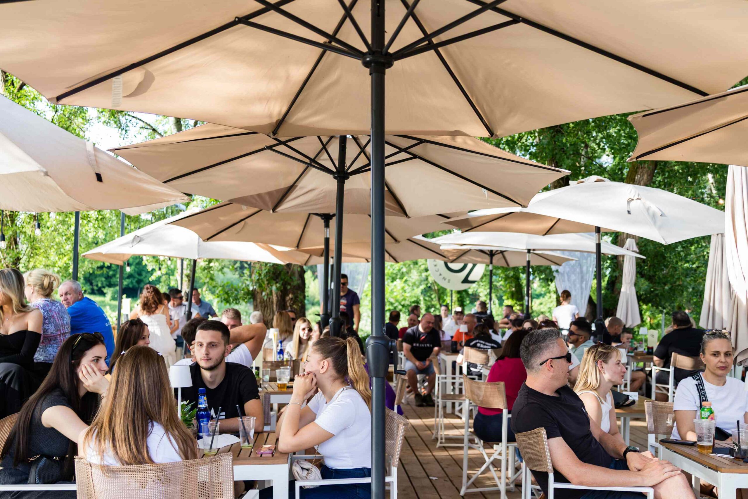Dnevni boravak na Kupi, Kupa ljeto, Ozalj događanja, ljetni festival Hrvatska, riverside party Kupa, brunch uz rijeku, ljetna događanja Karlovac, Turistička zajednica Kupa, Izvan fokusa događaj, Slava Raškaj kupalište, Kupa kupalište, ljeto uz rijeku Hrvatska, beach bar Hrvatska, riverside lifestyle, gastro događanja Ozalj, street food Kupa, craft pivo događanja, live DJ set Hrvatska, DJ Faraoh brunch, paint and wine događaj, pub kviz Hrvatska, vikend izlet Zagreb, jednodnevni izlet Kupa, priroda i glazba, outdoor event Croatia, ljetni brunch koncept, food festival Hrvatska, kokteli ljeto Hrvatska, slow living Hrvatska, weekend getaway Croatia, outdoor lifestyle događaj