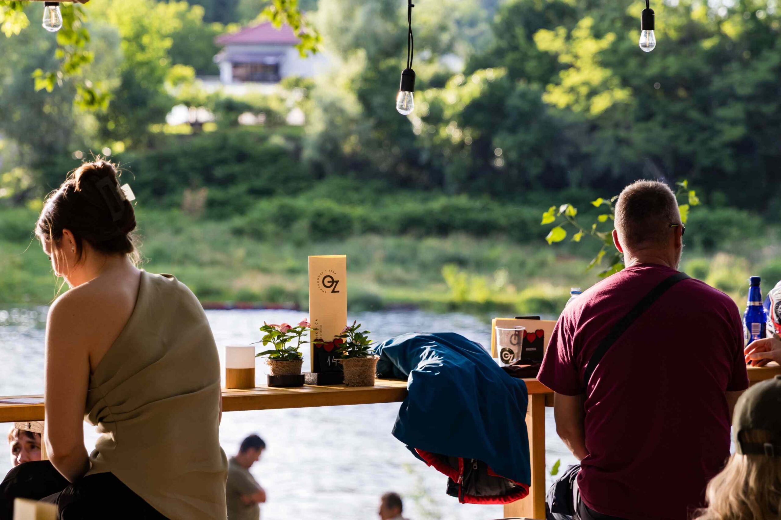 Dnevni boravak na Kupi, Kupa ljeto, Ozalj događanja, ljetni festival Hrvatska, riverside party Kupa, brunch uz rijeku, ljetna događanja Karlovac, Turistička zajednica Kupa, Izvan fokusa događaj, Slava Raškaj kupalište, Kupa kupalište, ljeto uz rijeku Hrvatska, beach bar Hrvatska, riverside lifestyle, gastro događanja Ozalj, street food Kupa, craft pivo događanja, live DJ set Hrvatska, DJ Faraoh brunch, paint and wine događaj, pub kviz Hrvatska, vikend izlet Zagreb, jednodnevni izlet Kupa, priroda i glazba, outdoor event Croatia, ljetni brunch koncept, food festival Hrvatska, kokteli ljeto Hrvatska, slow living Hrvatska, weekend getaway Croatia, outdoor lifestyle događaj