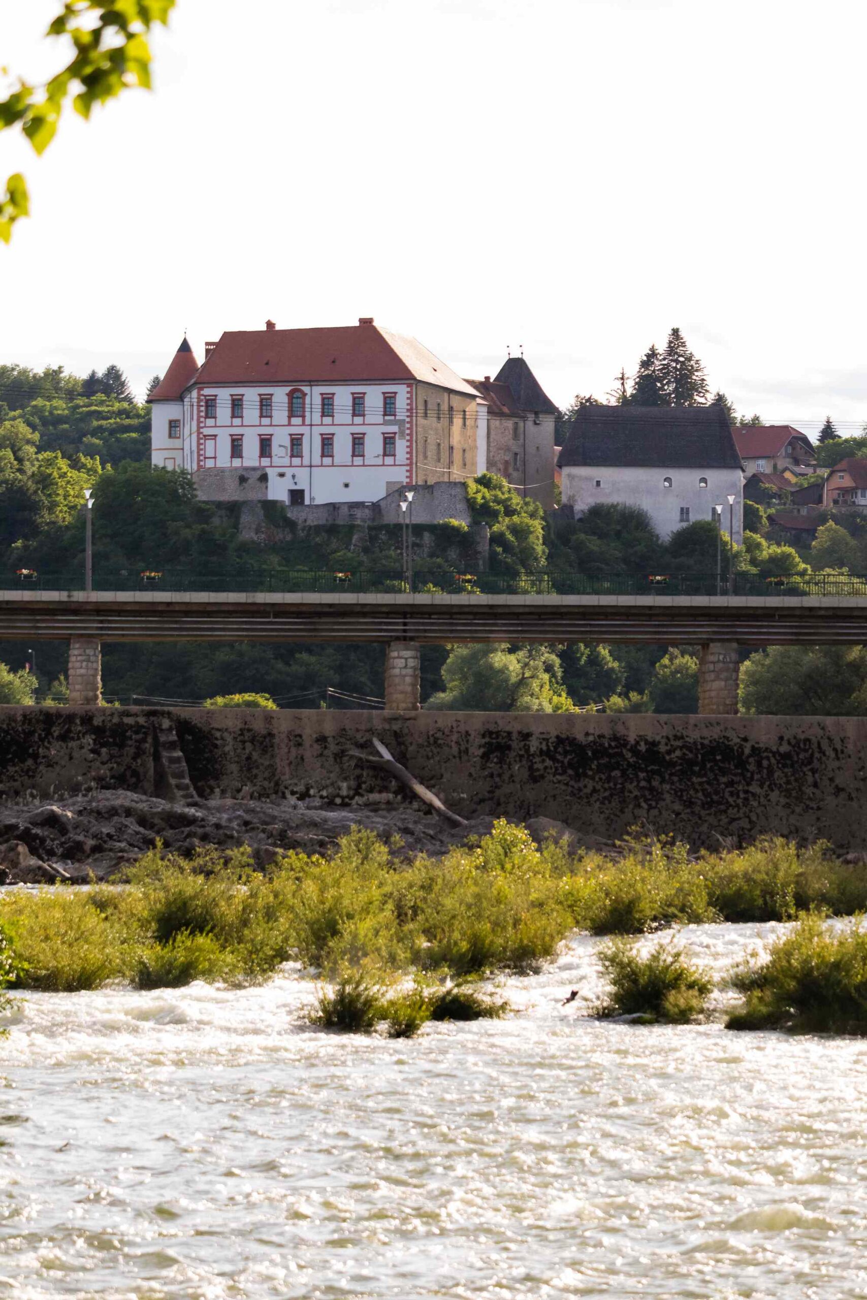 Dnevni boravak na Kupi, Kupa ljeto, Ozalj događanja, ljetni festival Hrvatska, riverside party Kupa, brunch uz rijeku, ljetna događanja Karlovac, Turistička zajednica Kupa, Izvan fokusa događaj, Slava Raškaj kupalište, Kupa kupalište, ljeto uz rijeku Hrvatska, beach bar Hrvatska, riverside lifestyle, gastro događanja Ozalj, street food Kupa, craft pivo događanja, live DJ set Hrvatska, DJ Faraoh brunch, paint and wine događaj, pub kviz Hrvatska, vikend izlet Zagreb, jednodnevni izlet Kupa, priroda i glazba, outdoor event Croatia, ljetni brunch koncept, food festival Hrvatska, kokteli ljeto Hrvatska, slow living Hrvatska, weekend getaway Croatia, outdoor lifestyle događaj
