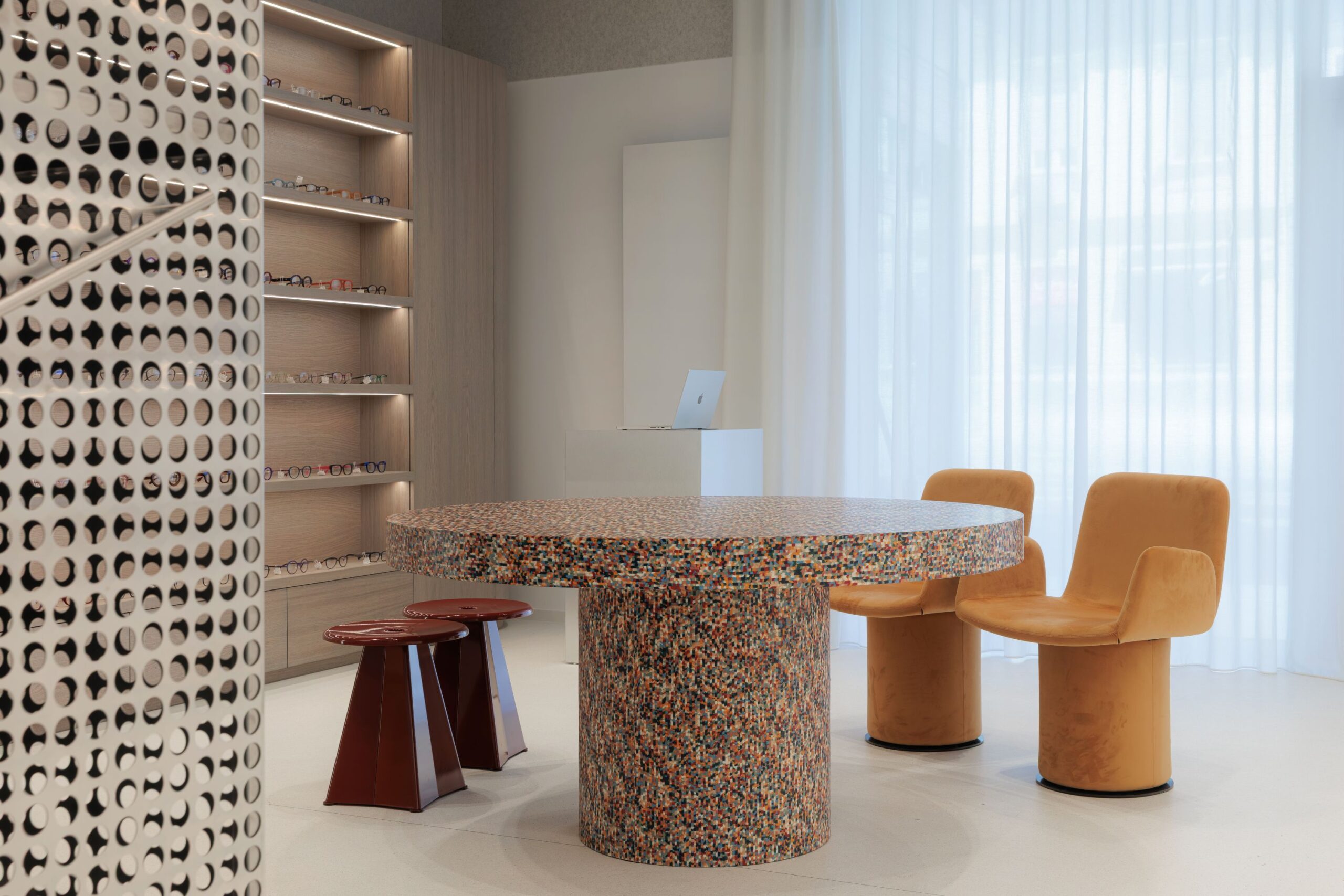 Opto Centar u Vlaškoj 64: Dizajnerski showroom u kojem kontrasti stvaraju sklad