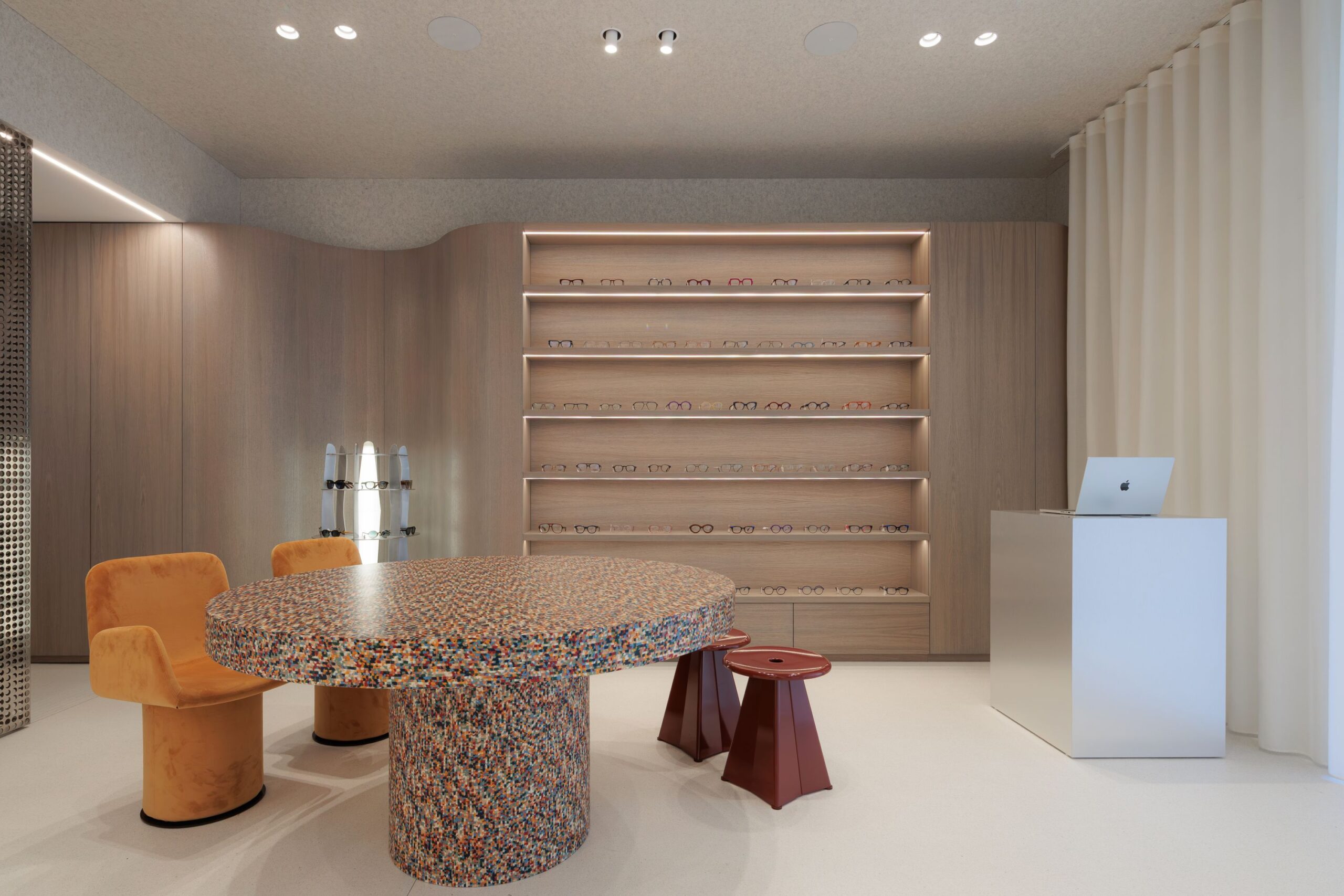 Opto Centar u Vlaškoj 64: Dizajnerski showroom u kojem kontrasti stvaraju sklad