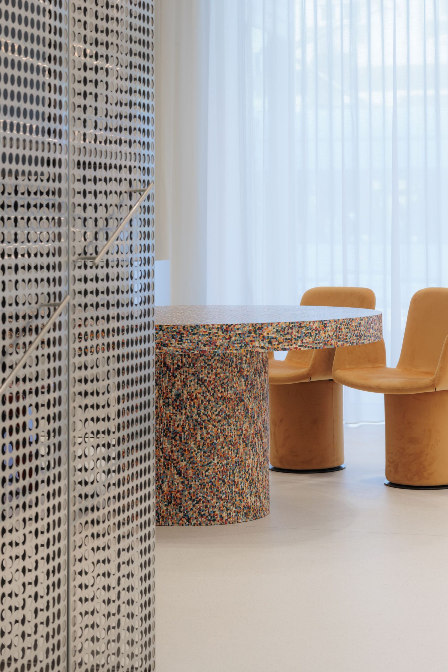 Opto Centar u Vlaškoj 64: Dizajnerski showroom u kojem kontrasti stvaraju sklad